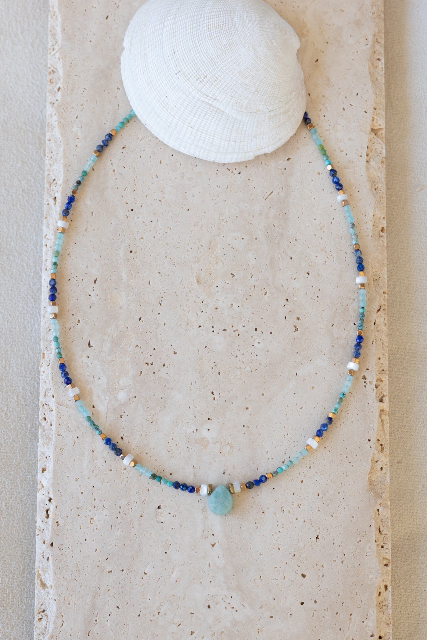 Colliers en pierres fines de Lapis-lazuli, chrysocolle et amaonite