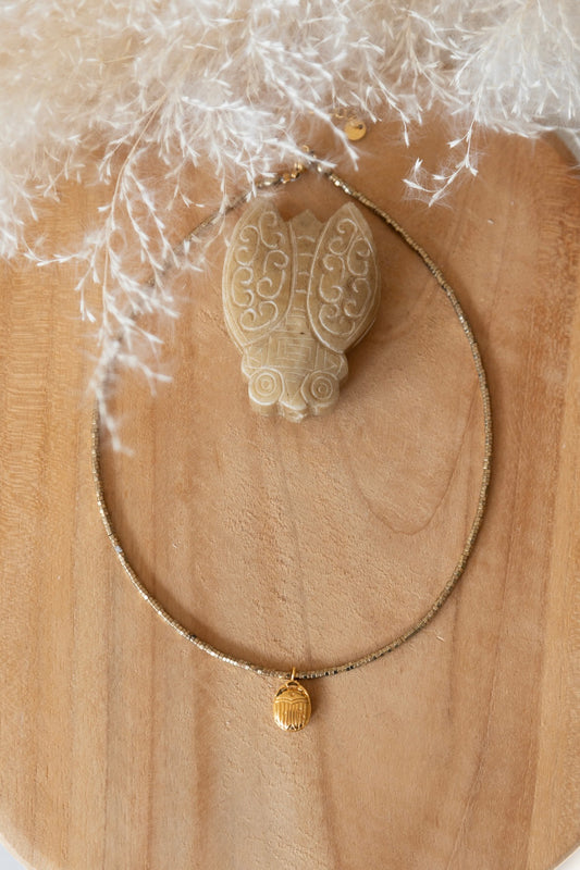 Collier Lucia en pierres d'hématites dorées et pendentif scarabée en plaqué or