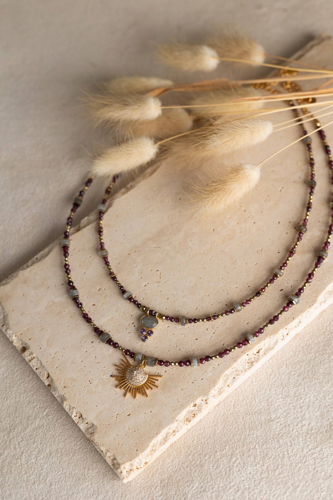 Colliers Gabie et Zora En pierres de Labradorite et grenat rouge