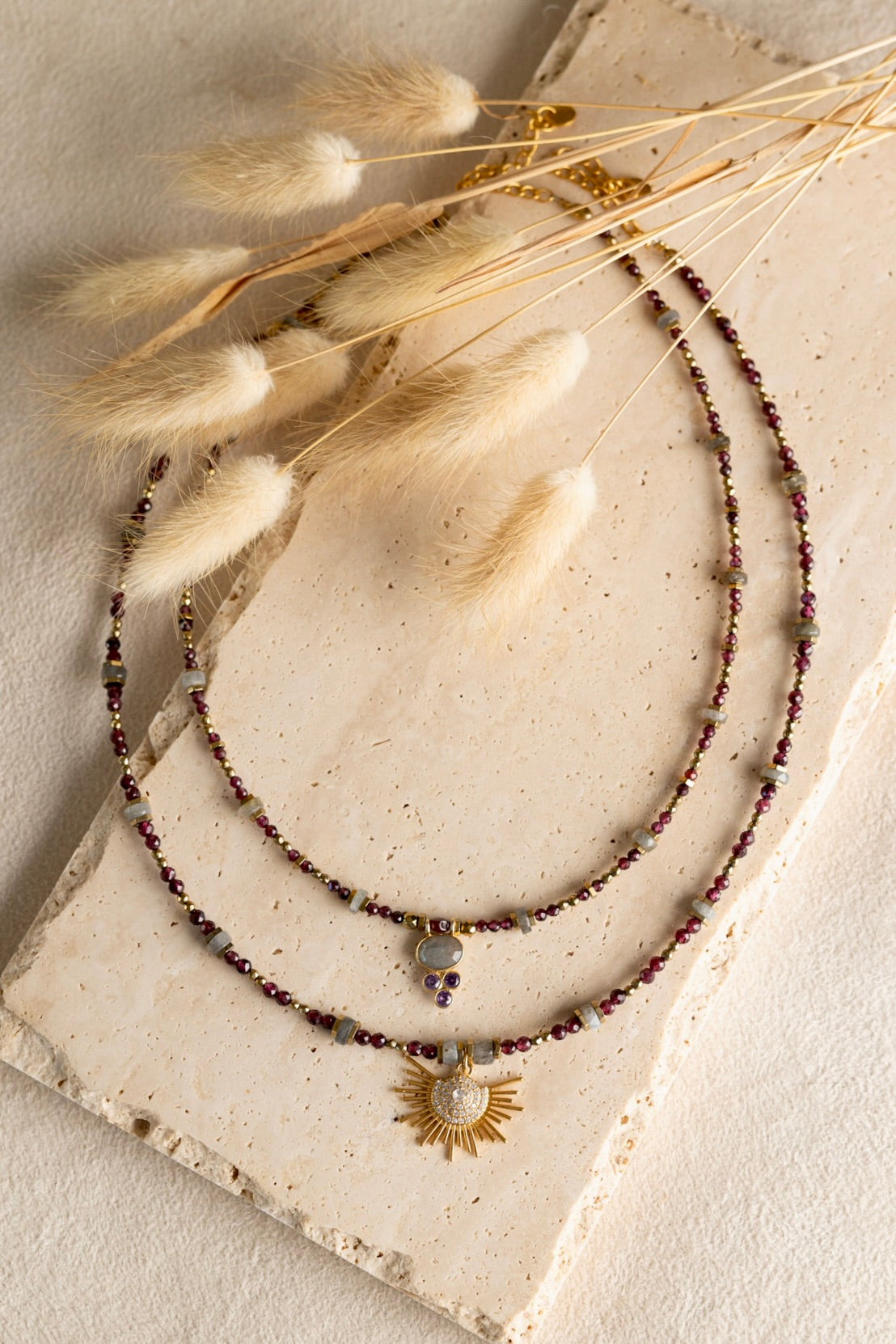 Colliers Gabie et Zora En pierres de Labradorite et grenat rouge
