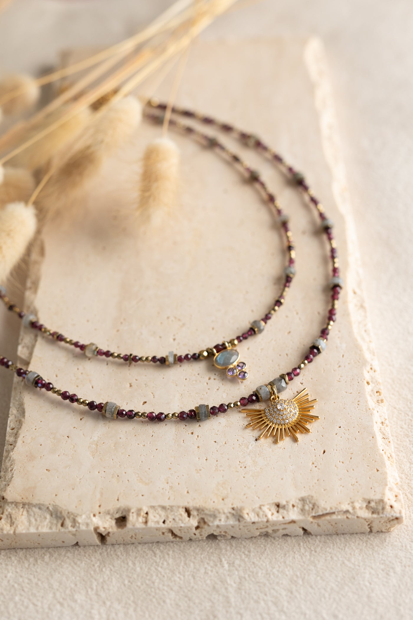 Colliers Gabie et Zora En pierres de Labradorite et grenat rouge