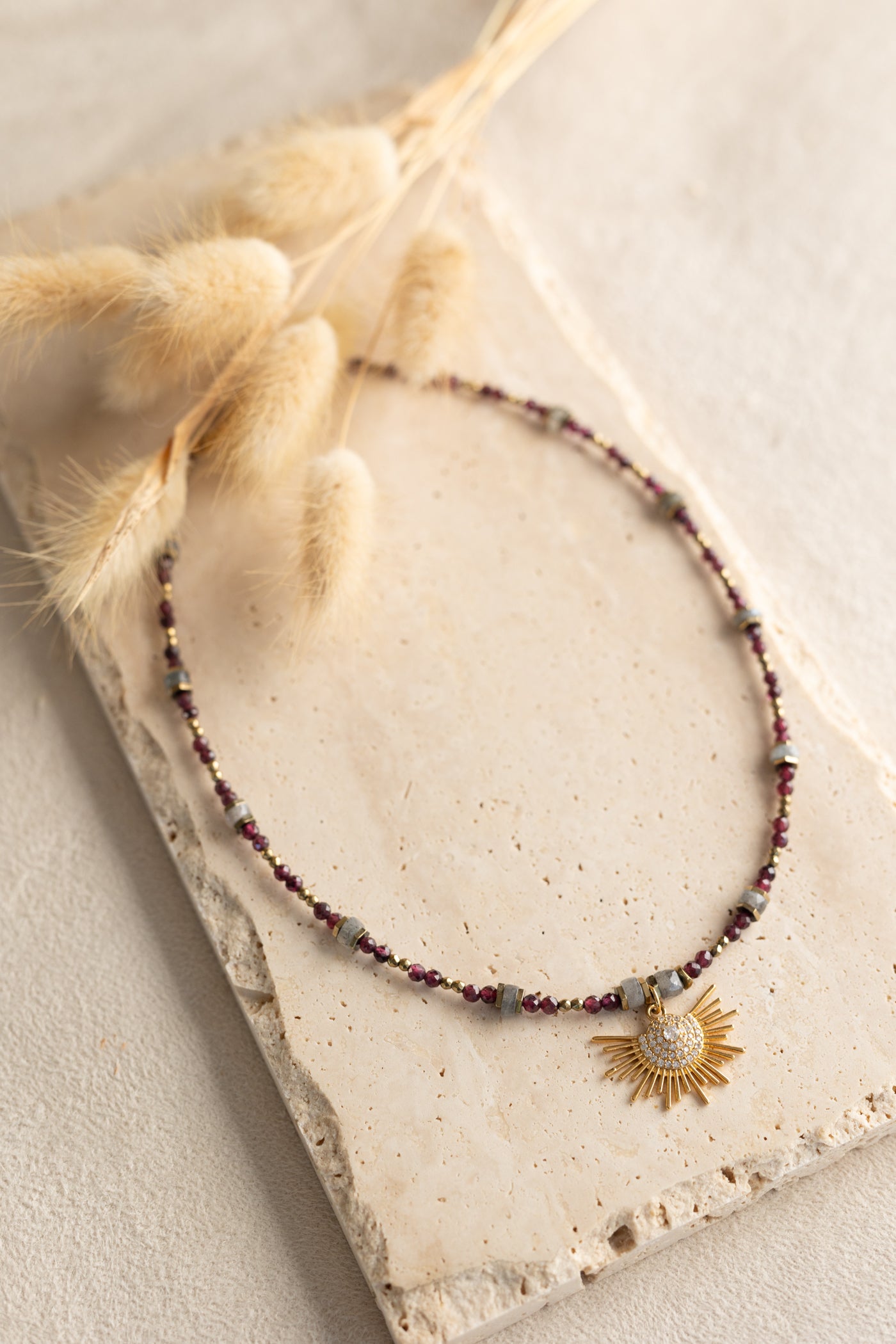 Collier Zora En pierres de Labradorite et grenat rouge