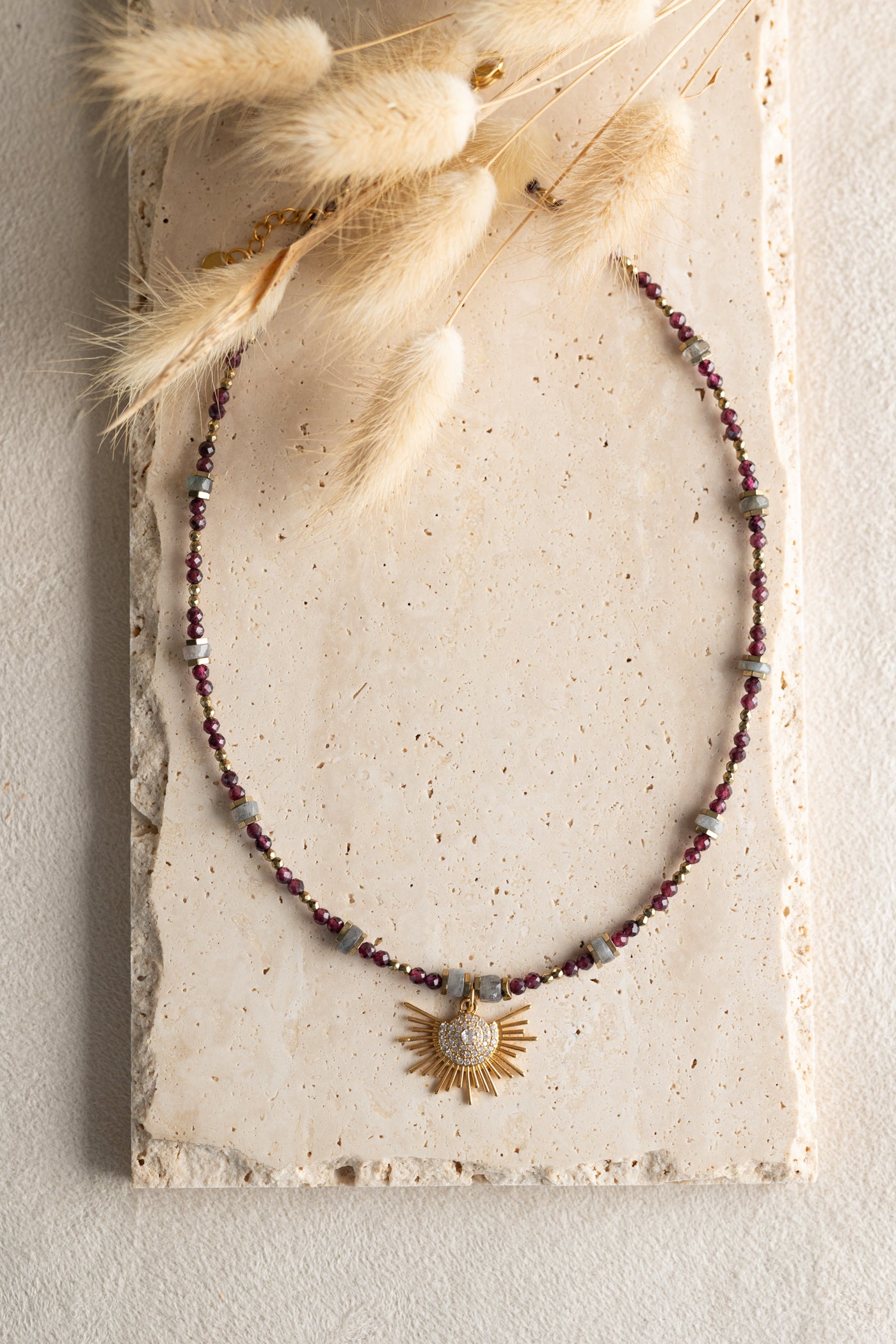 Collier Zora En pierres de Labradorite et grenat rouge