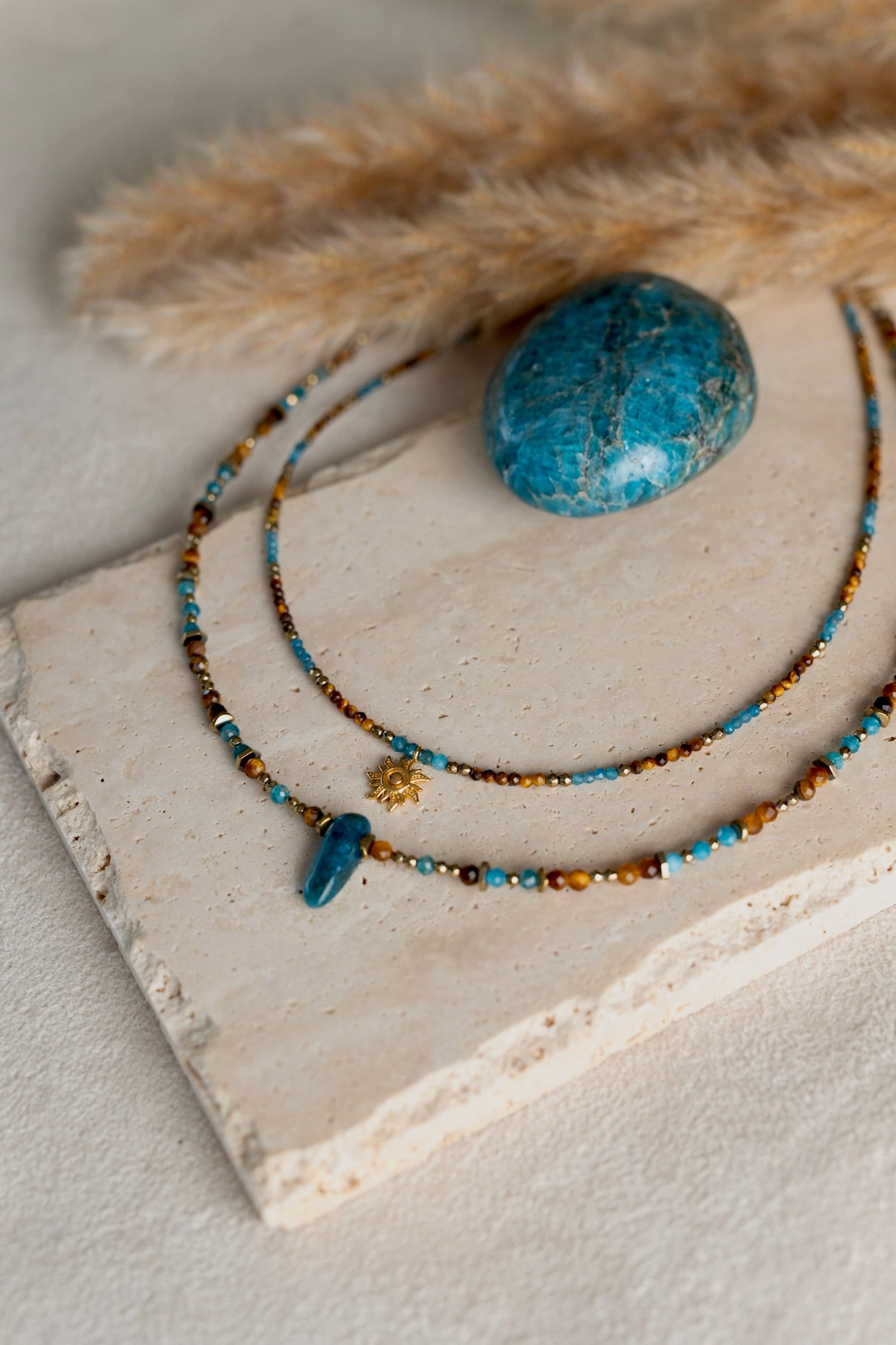 Collier Louma et Gabie en pierres naturelles d'Apatite et Oeil du tigre