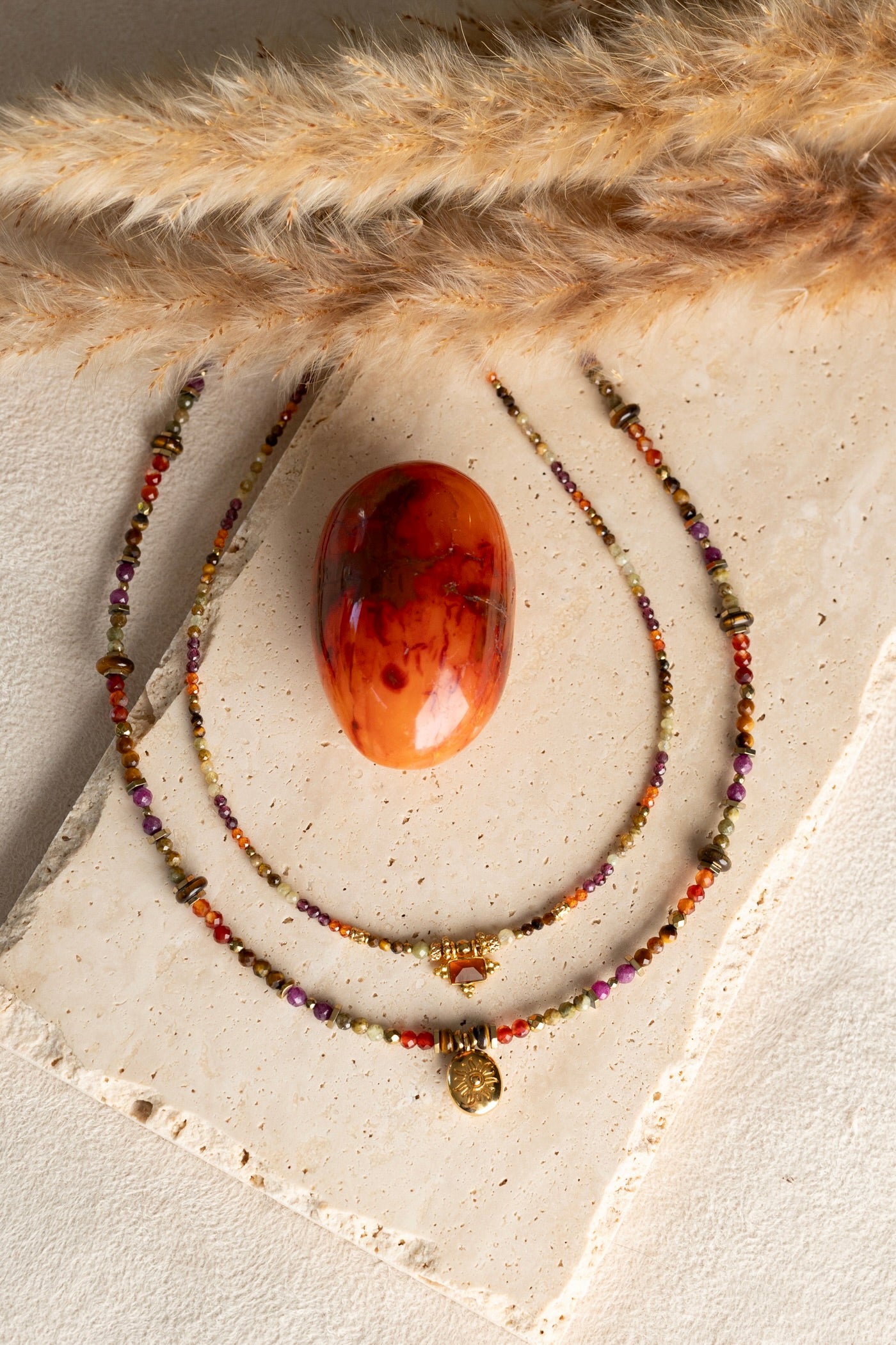 Collier en pierres naturelles de Rubis, cornaline, oeil du tigre et péridot