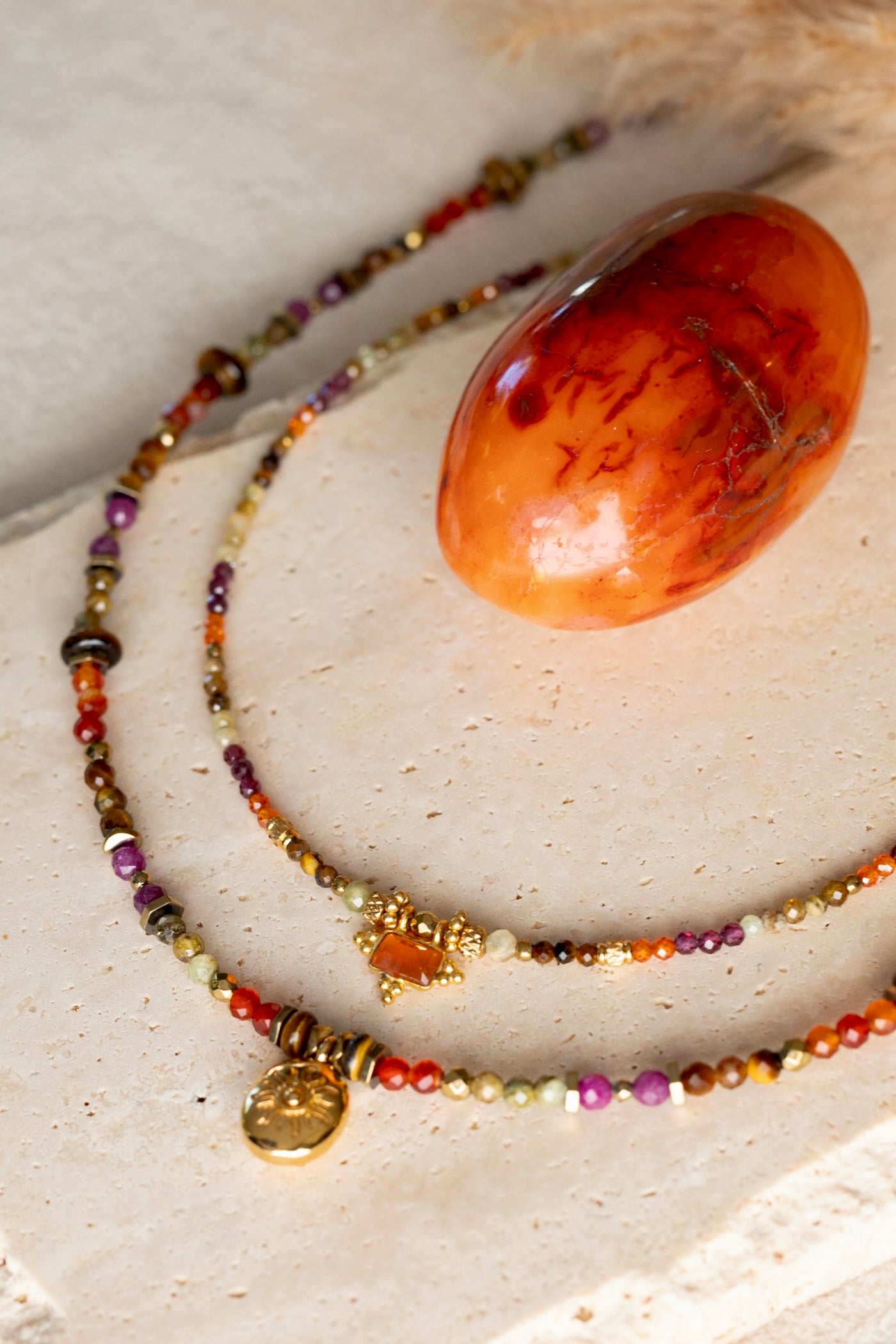 Collier en pierres naturelles de Rubis, cornaline, oeil du tigre et péridot
