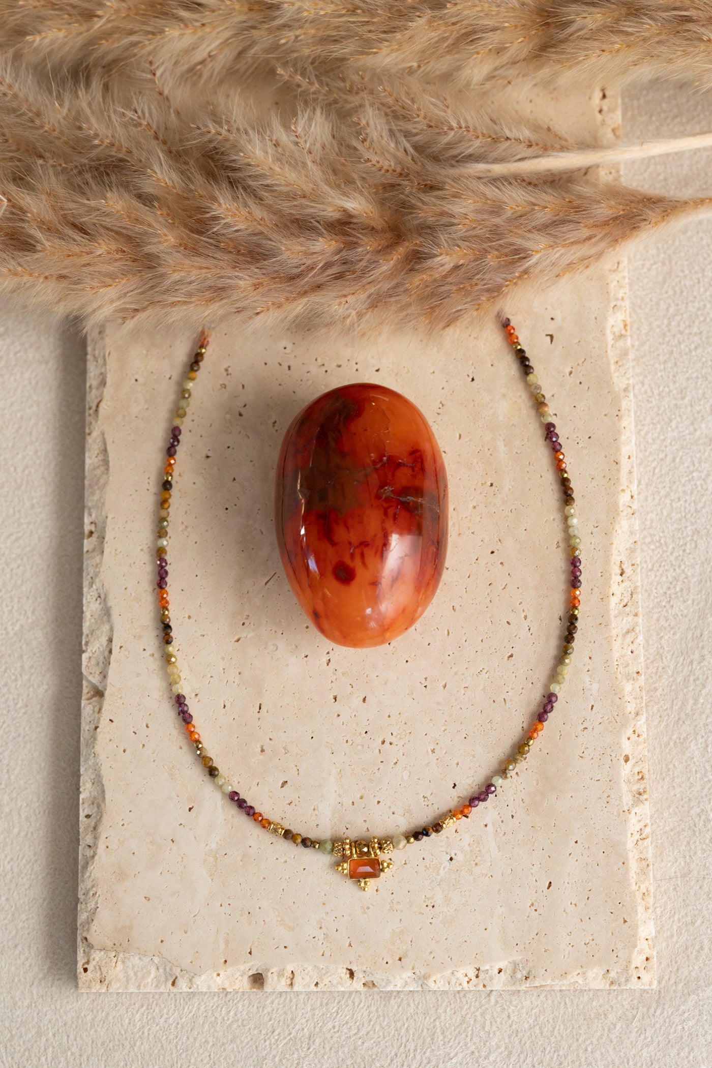 Collier en pierre de cornaline, oeil du tigre, rubis et péridot