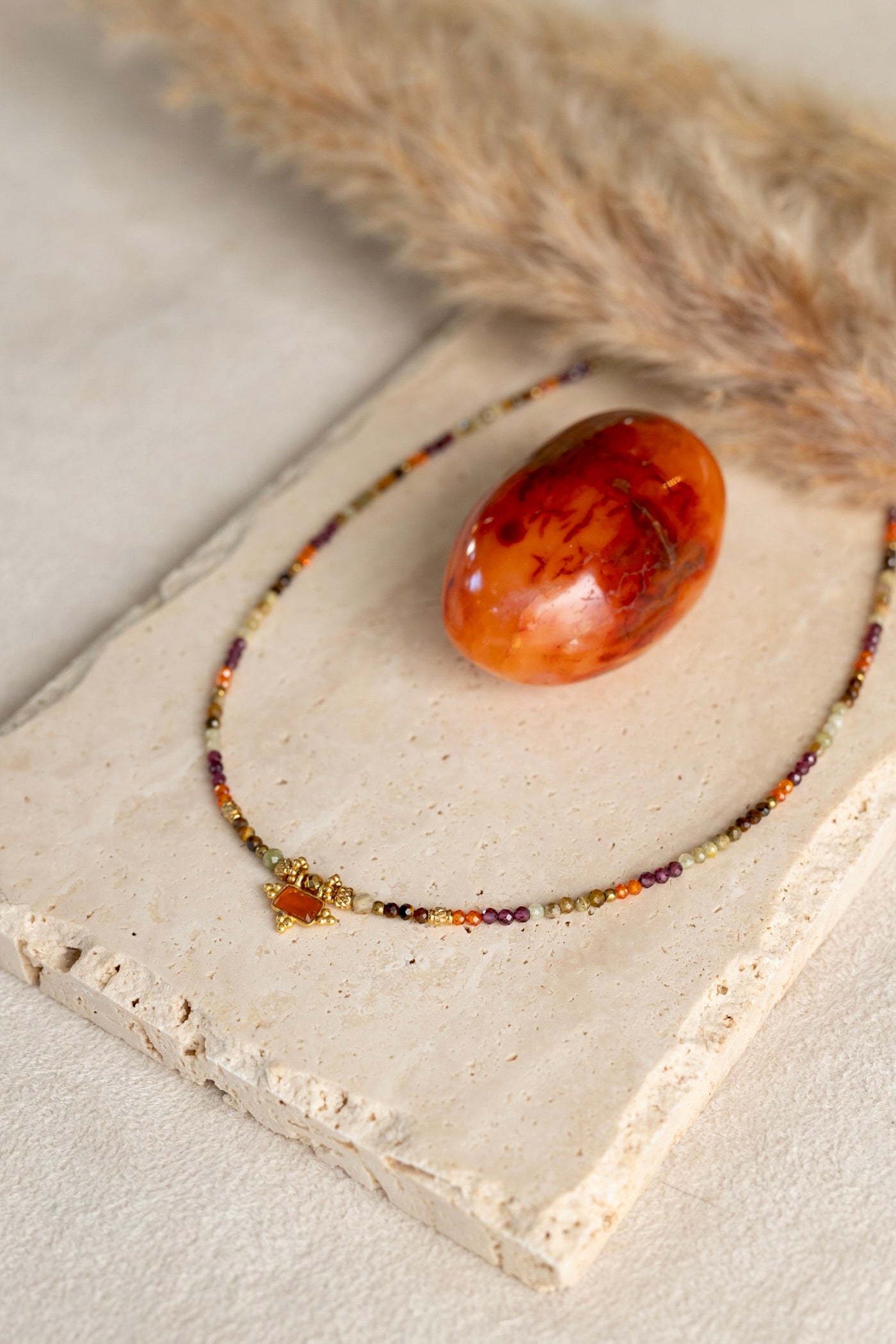 Collier en pierre de cornaline, oeil du tigre, rubis et péridot