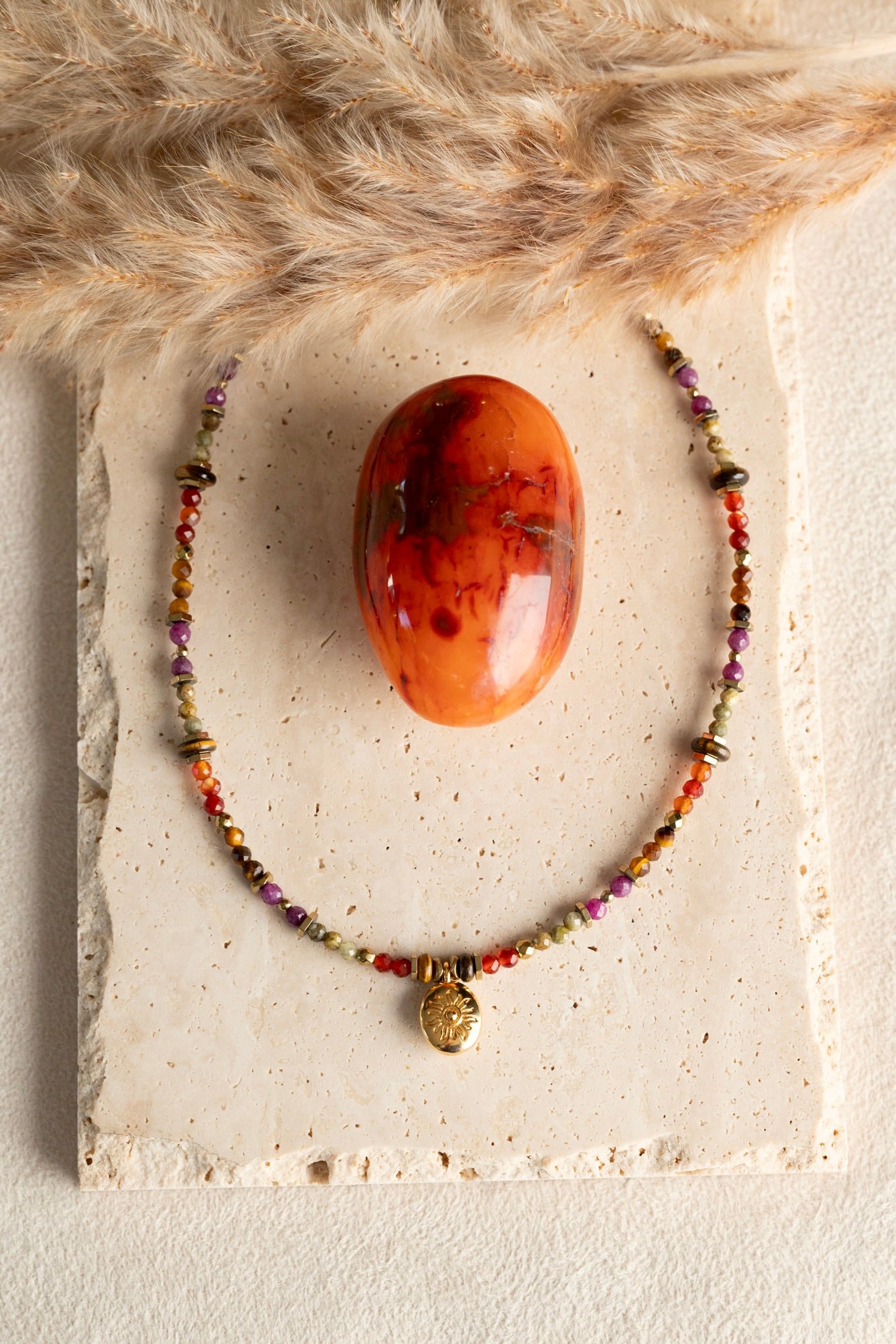 Collier en pierres naturelles de Rubis, cornaline, oeil du tigre et péridot