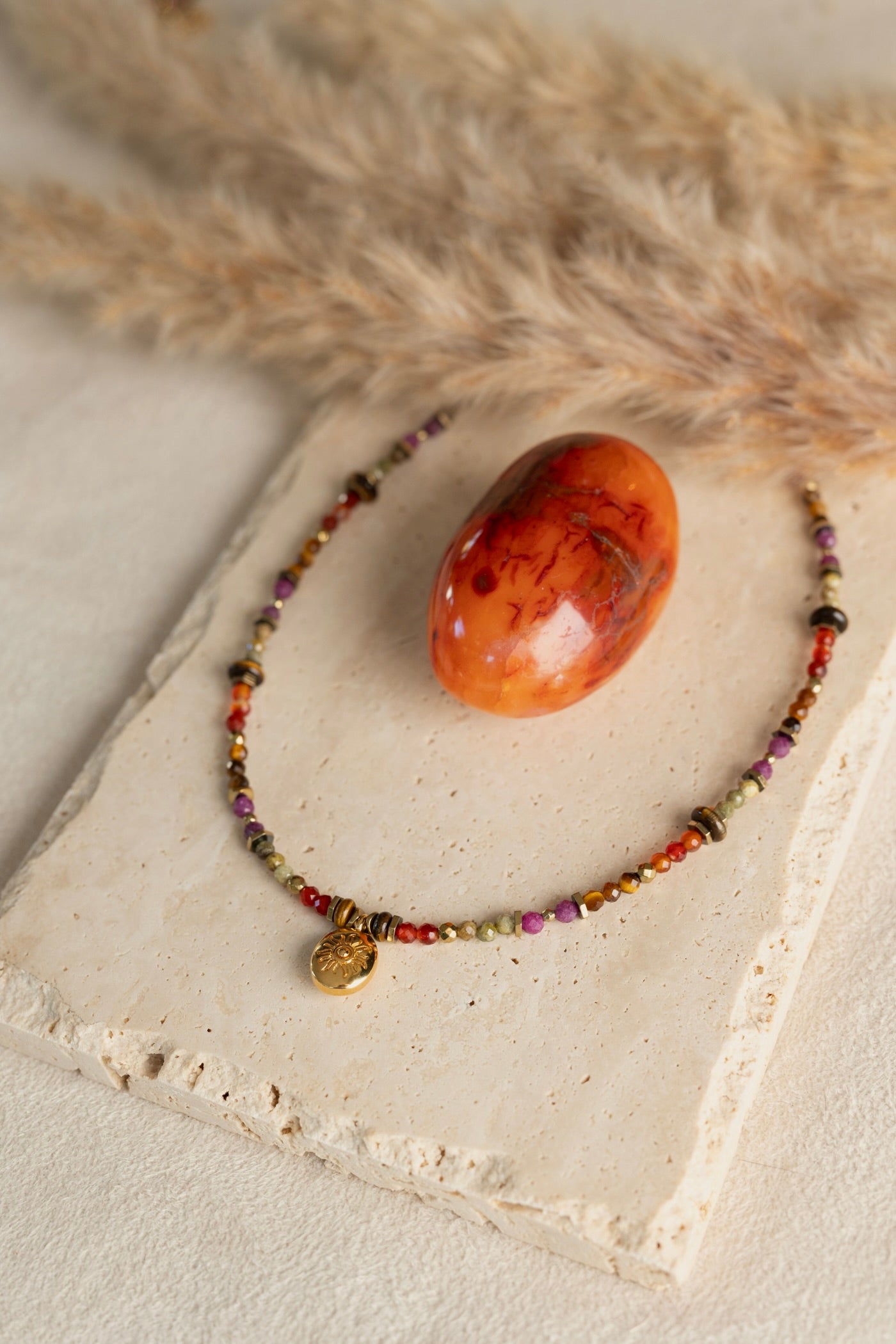 Collier en pierres naturelles de Rubis, cornaline, oeil du tigre et péridot
