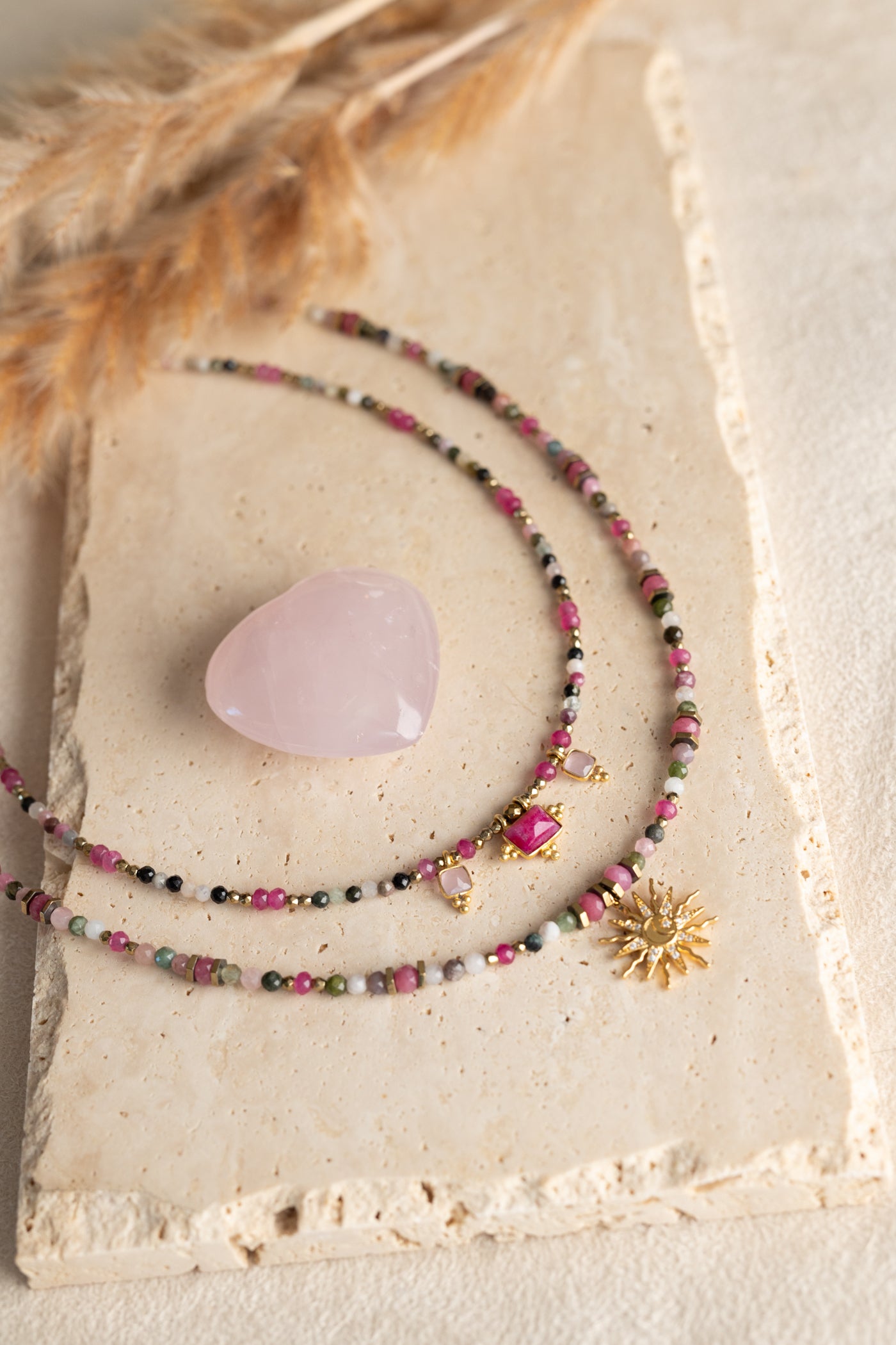 Colliers Eden et Sloane en pierre de tourmaline multicolore et quartz rose rubis