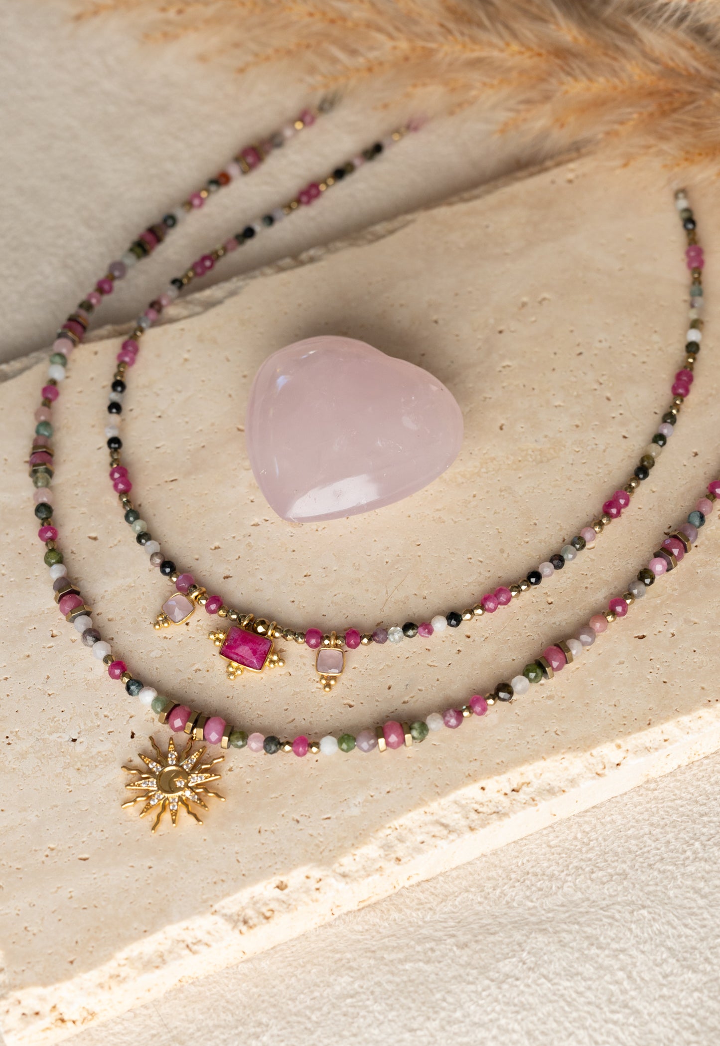 Colliers Eden et Sloane en pierre de tourmaline multicolore et quartz rose rubis
