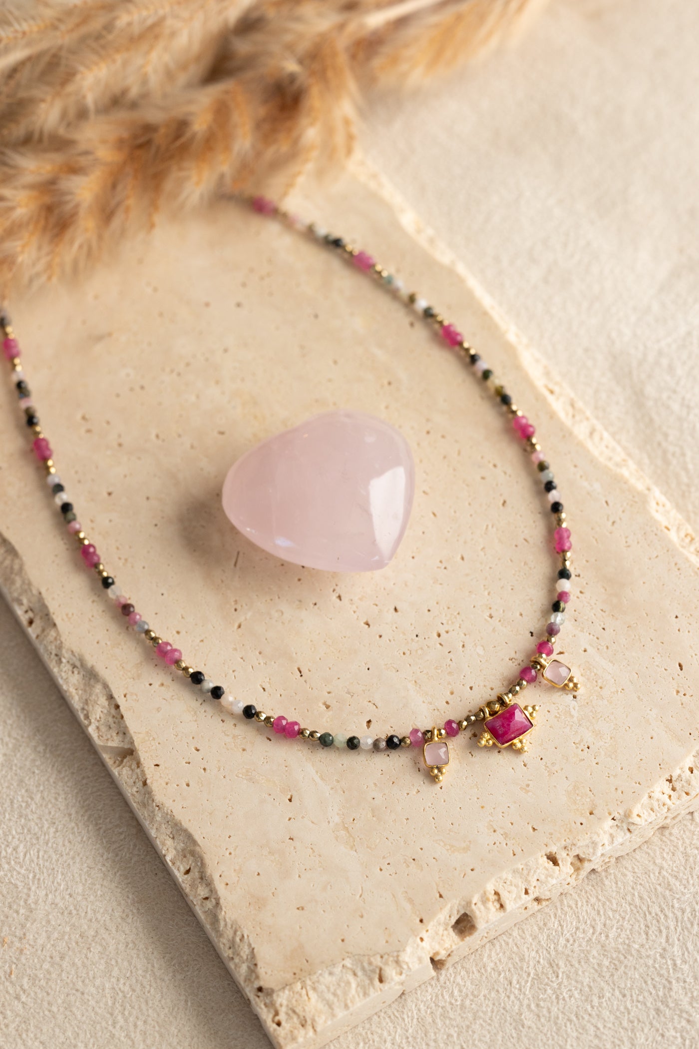 Collier Eden en pierre de tourmaline multicolores et quartz rose rubis