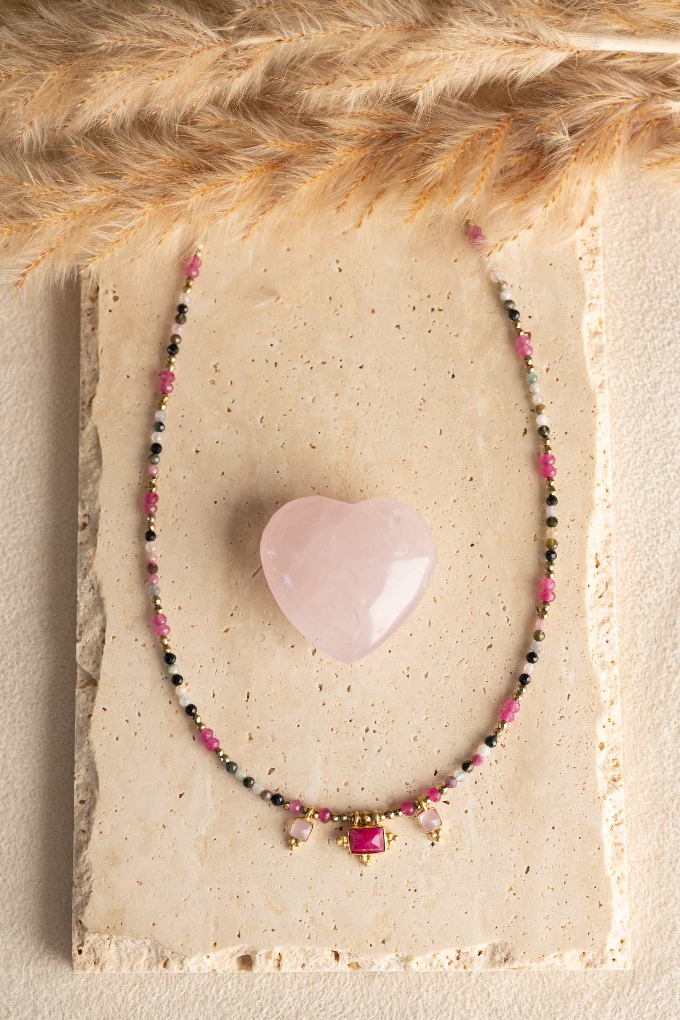 Collier Eden en pierre de tourmaline multicolores et quartz rose rubis