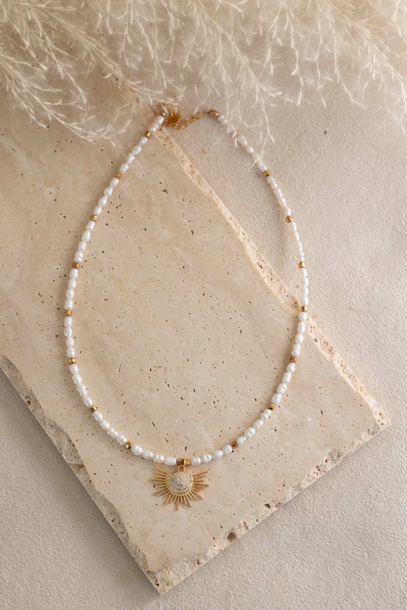 Collier Zénia en perles d'eau douce et pendentif soleil