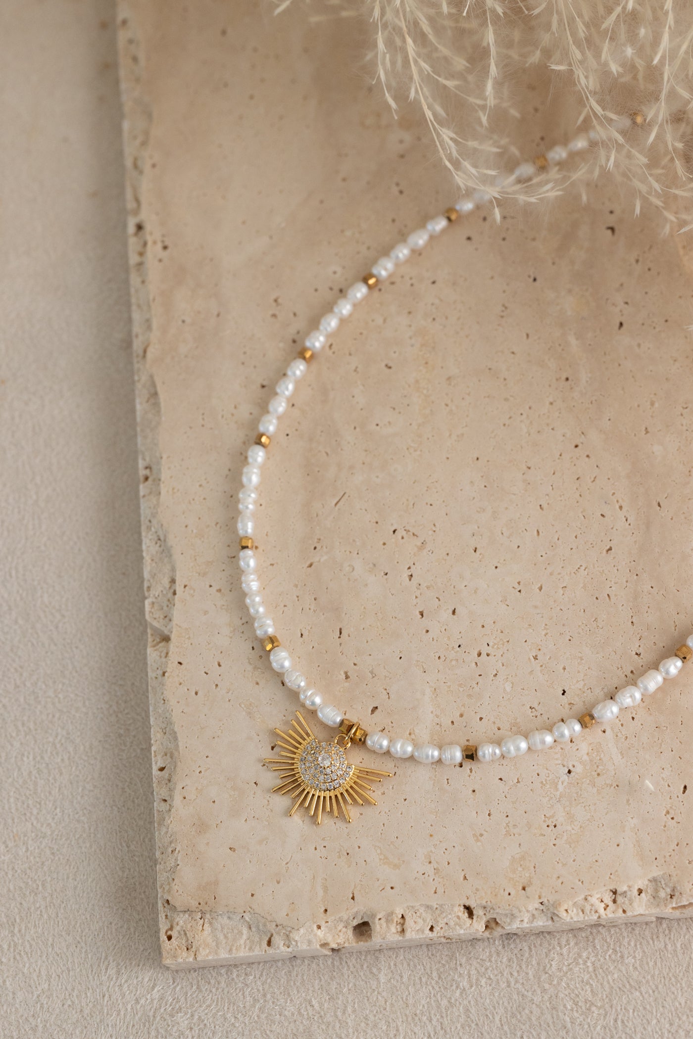 Collier Zénia en perles d'eau douce et pendentif soleil