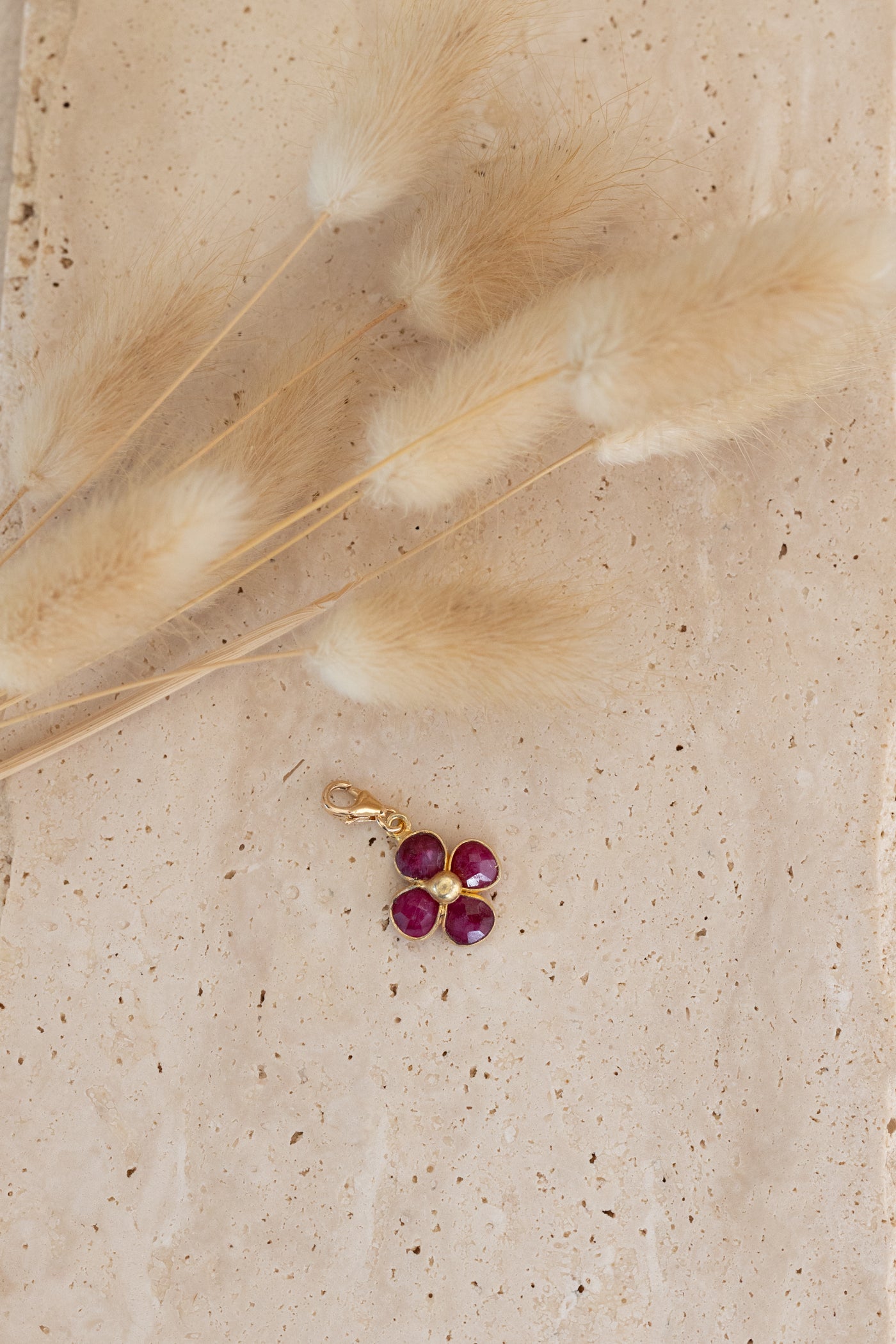 Pendentif charme en pierre de rubis fushia
