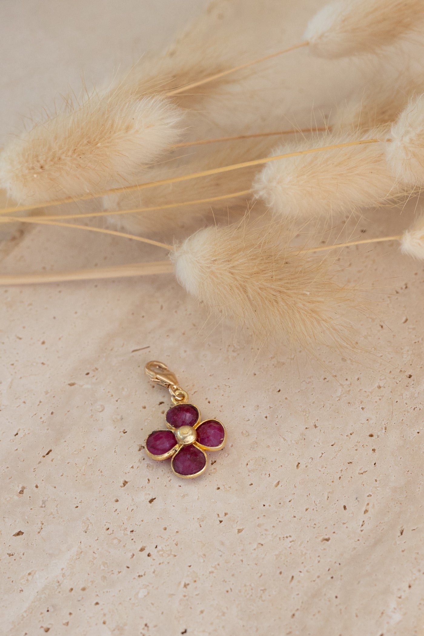 Pendentif charme en pierre de rubis fushia