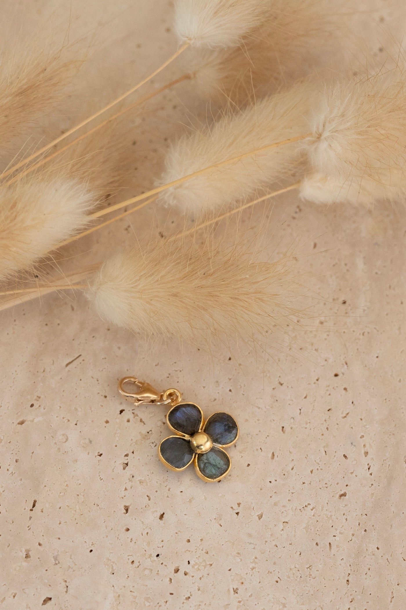 Pendentif charme en pierre de Labradrite