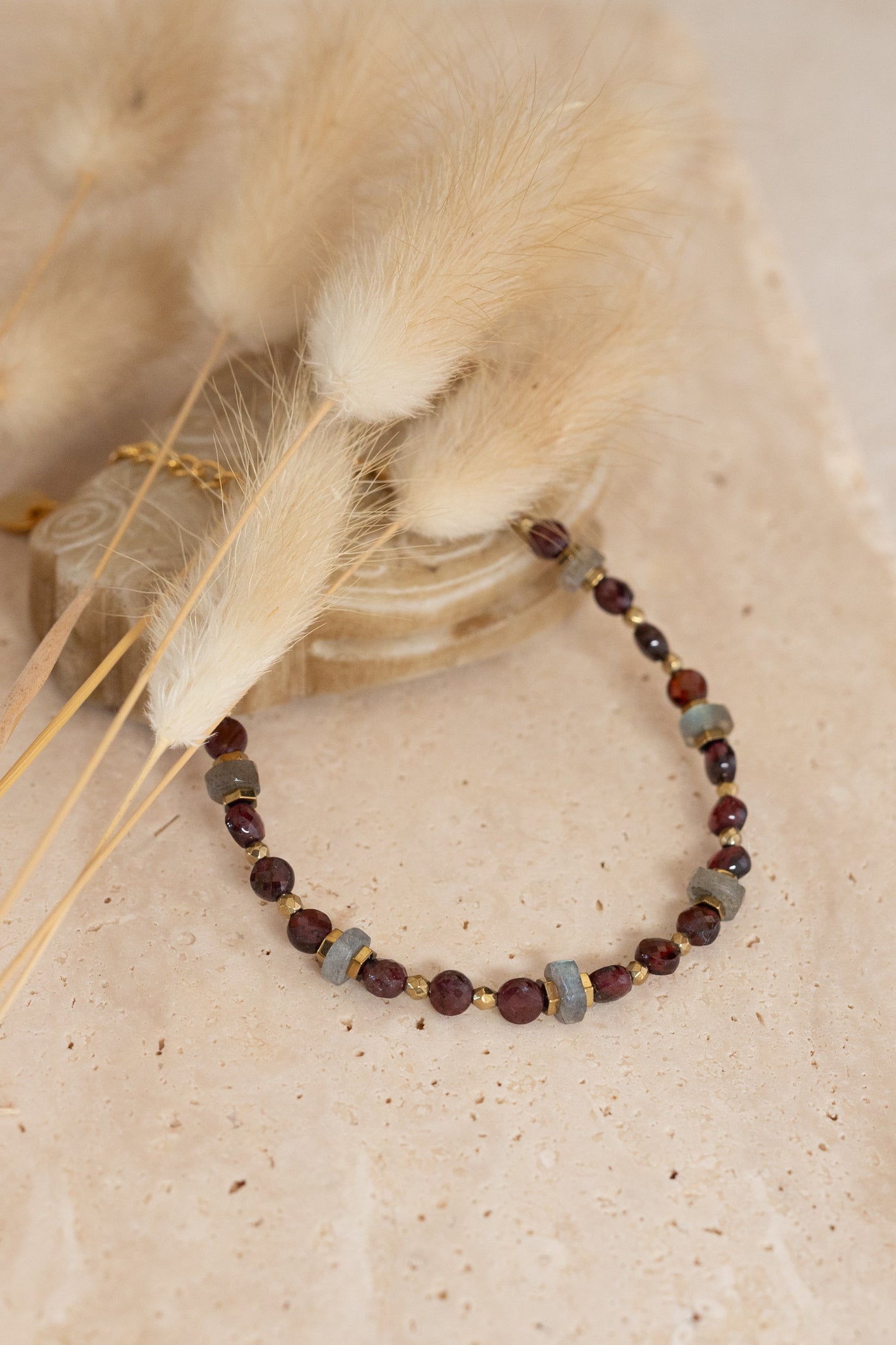 Bracelet Gabie en grenat rouge et labradorite grise