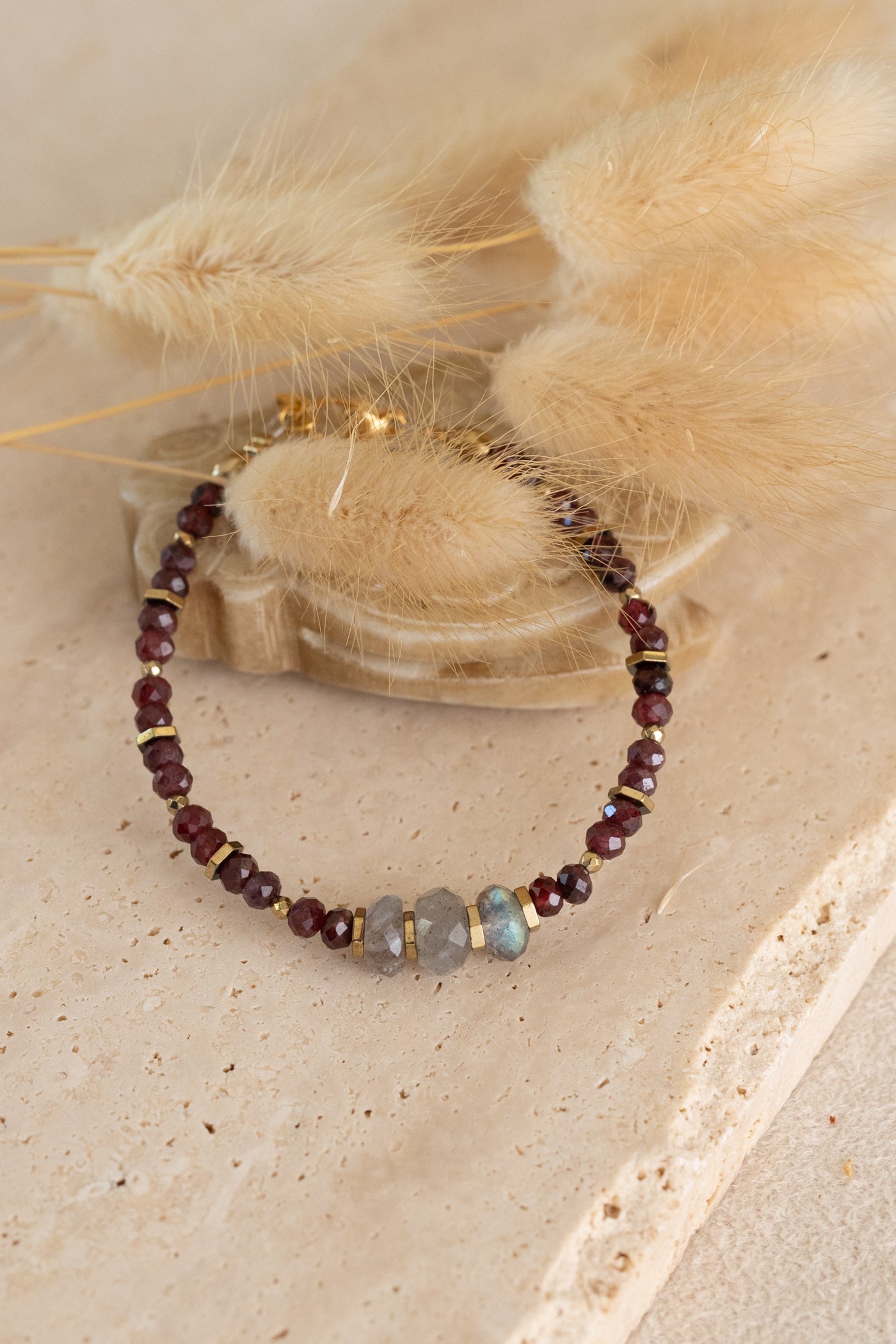 Bracelet Zora en Grenat rouge et Labradorite Bordeaux
