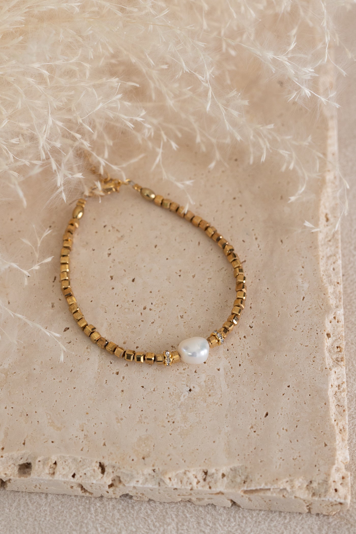 Bracelet Olivia perle d'eau douce et hématite dorée