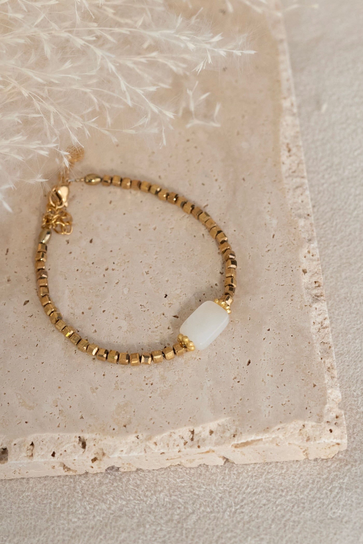 Bracelet en hématite dorée et nacre