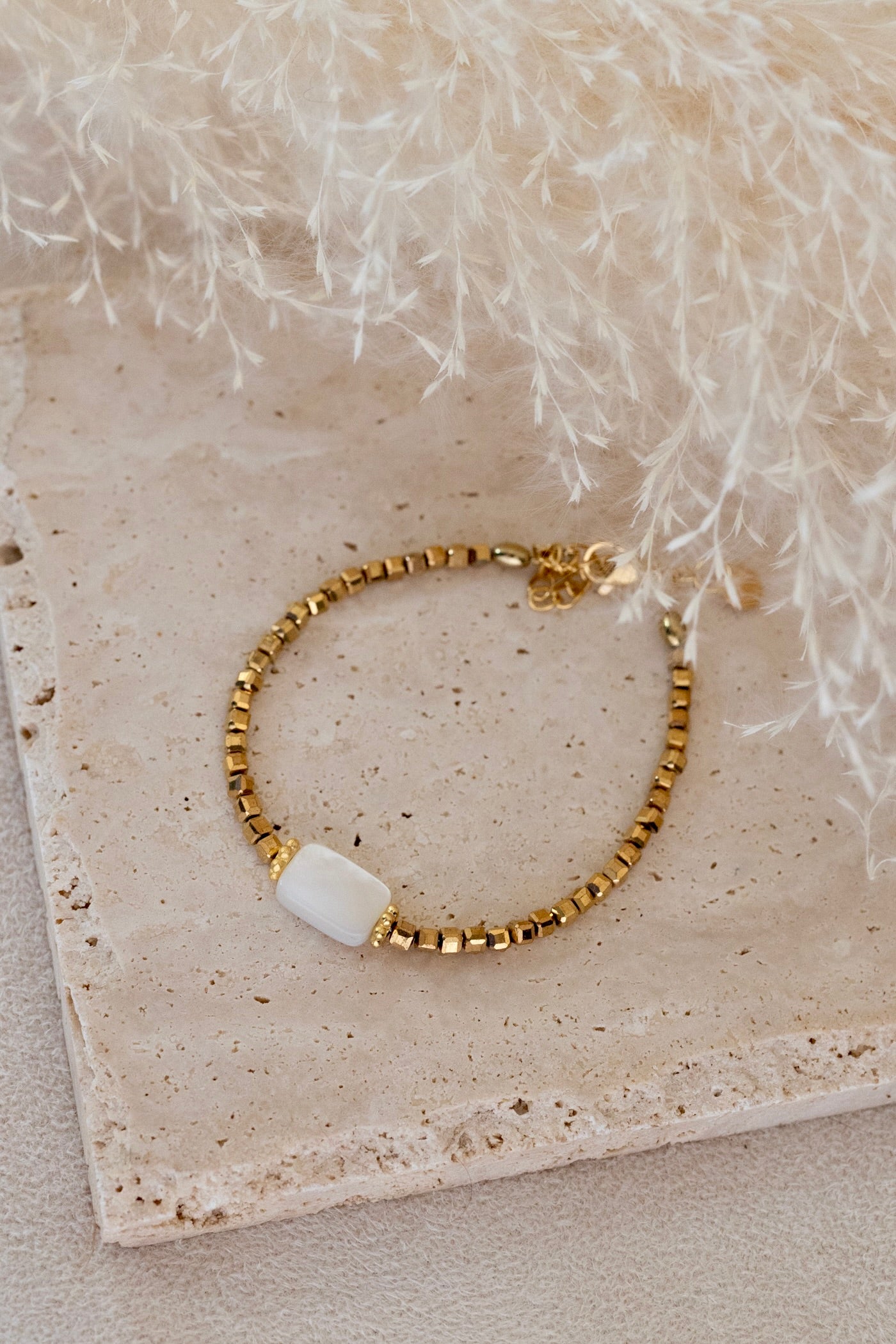 Bracelet en hématite dorée et nacre