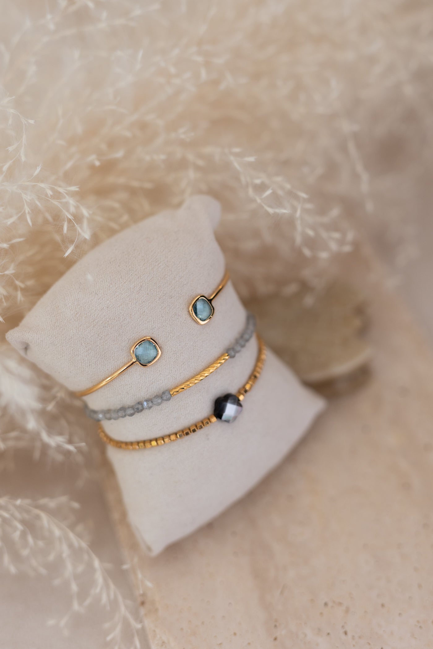 Bracelet jonc Nina en pierre de calcédoine bleu