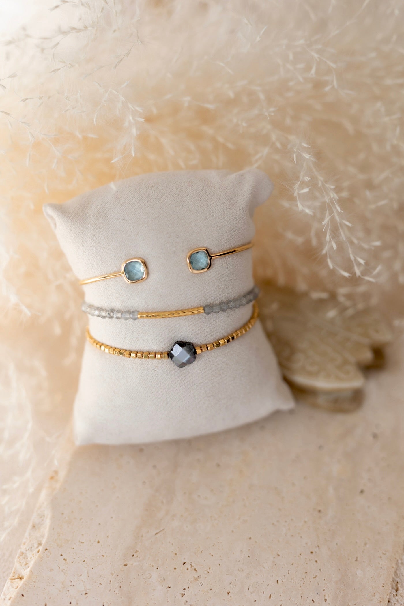 Bracelet jonc Nina en pierre de calcédoine bleu