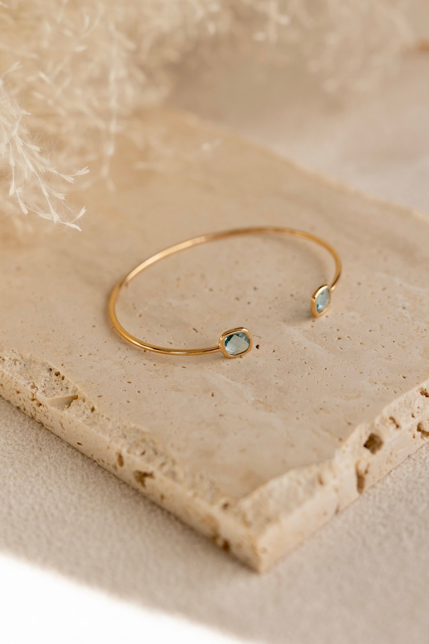 Bracelet jonc Nina en pierre de calcédoine bleu