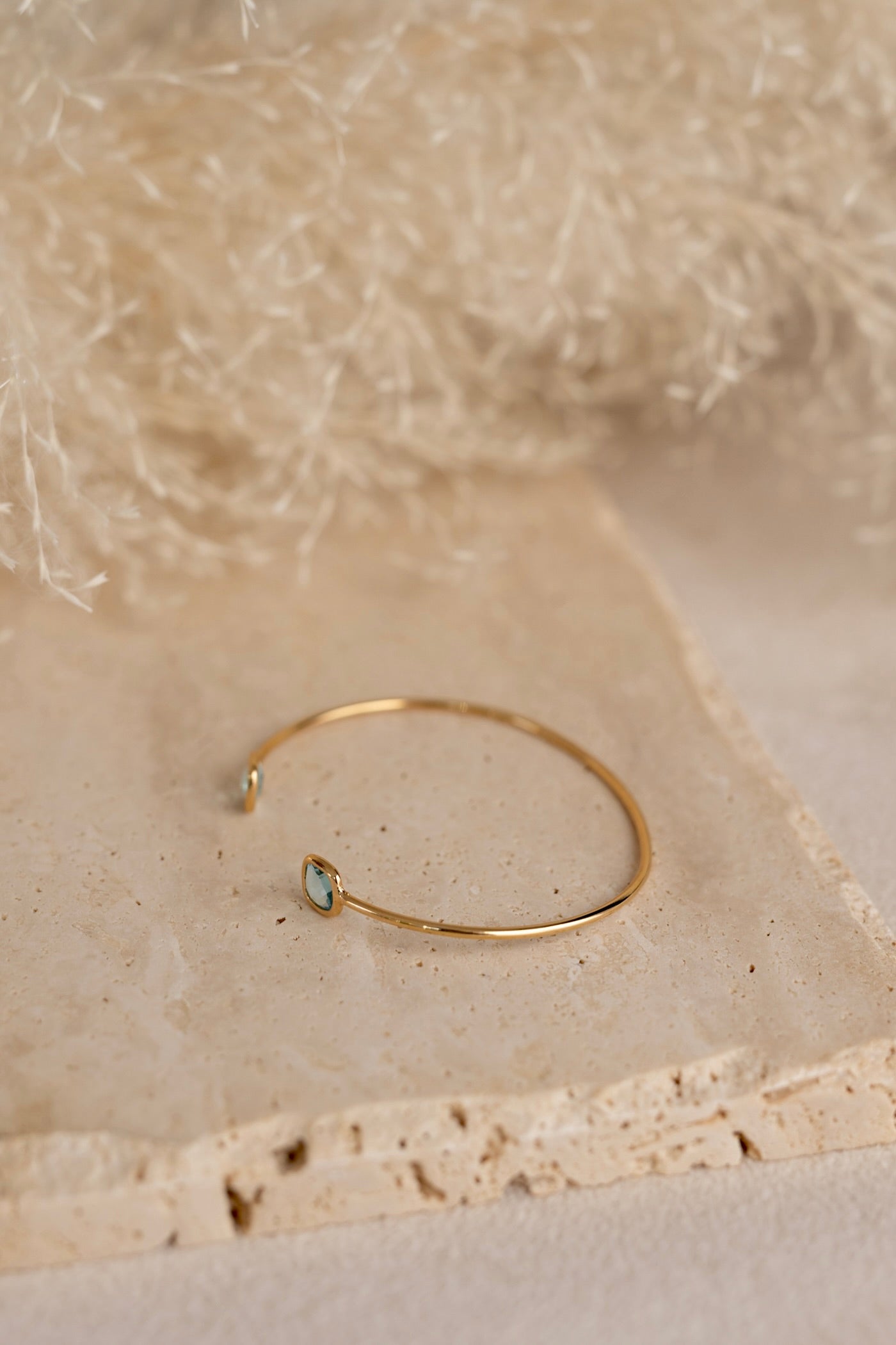 Bracelet jonc Nina en pierre de calcédoine bleu