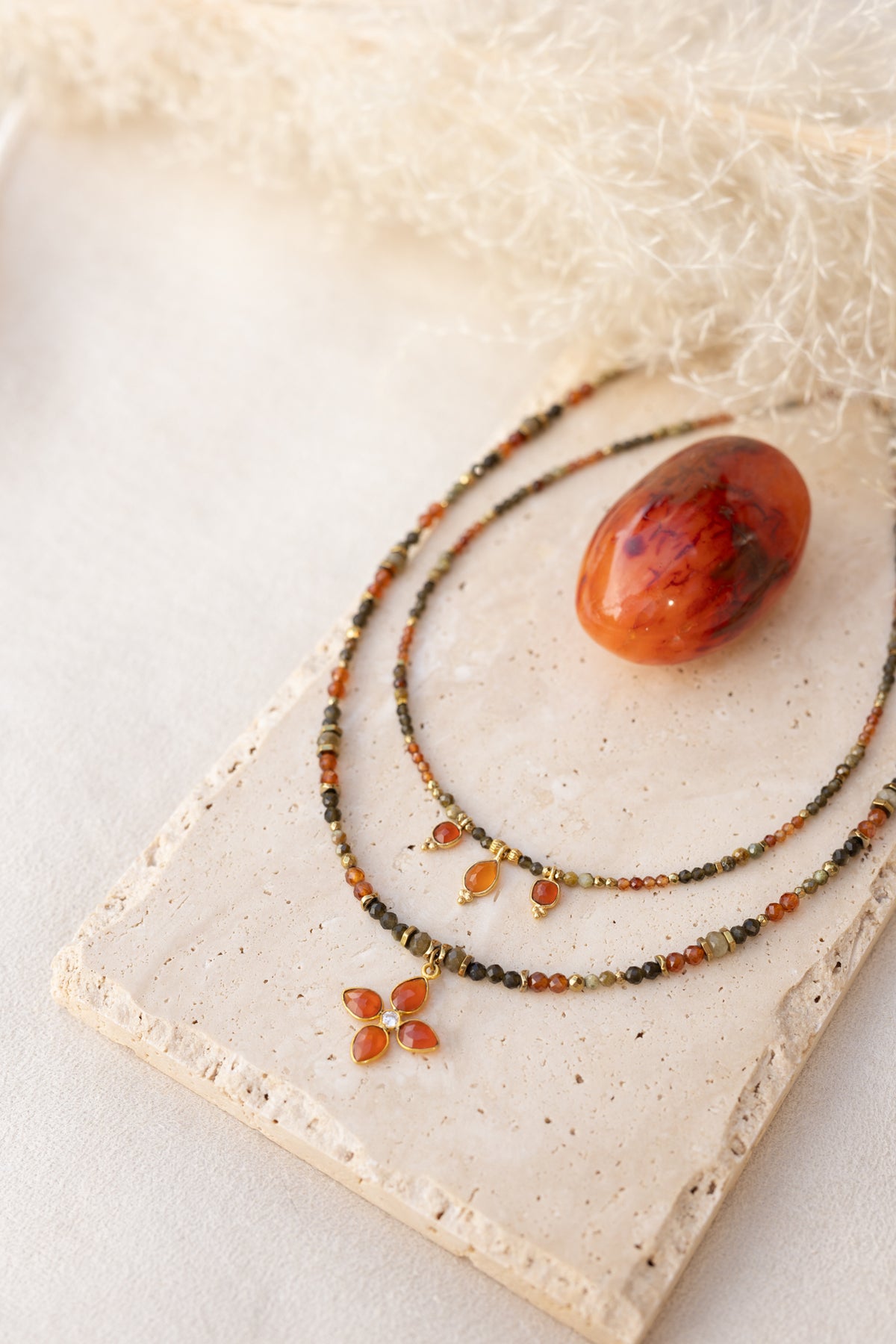 Collier Nora et Naïa en pierres fines de oeil du tigre , obsidienne, cornaline et péridot.