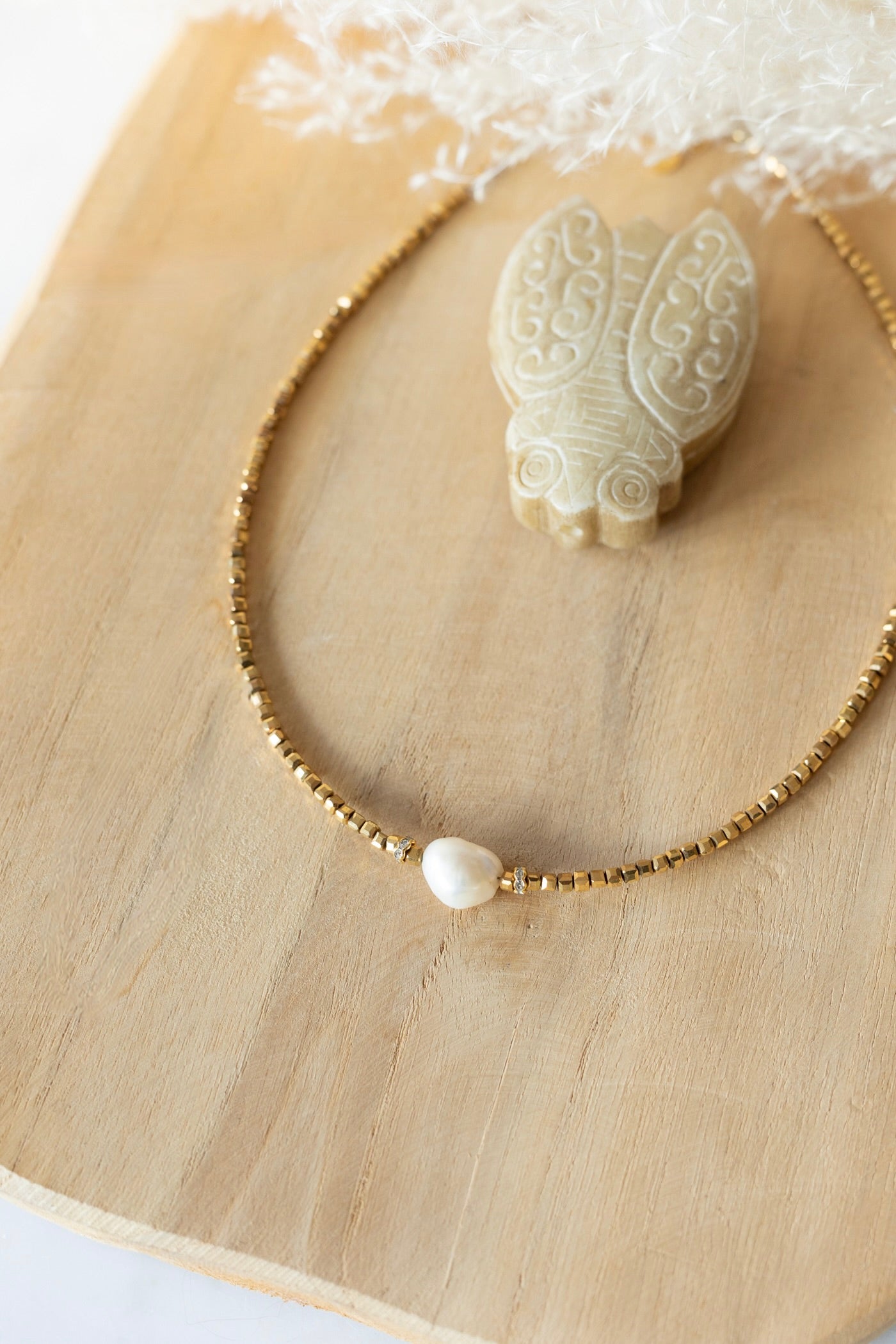 Collier Olivia en pierre d'hématite et perle d'eau douce