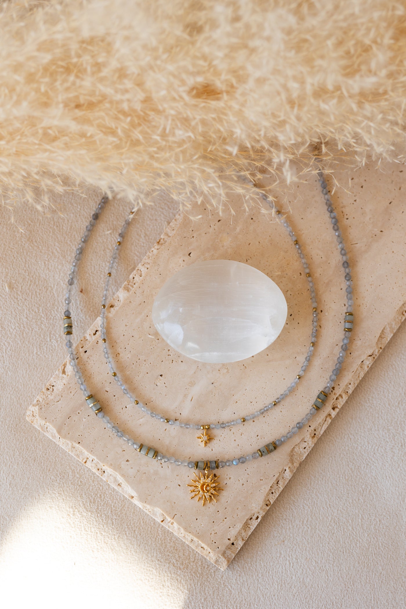 Colliers Stella , Solane en labradorite grise et soleil doré