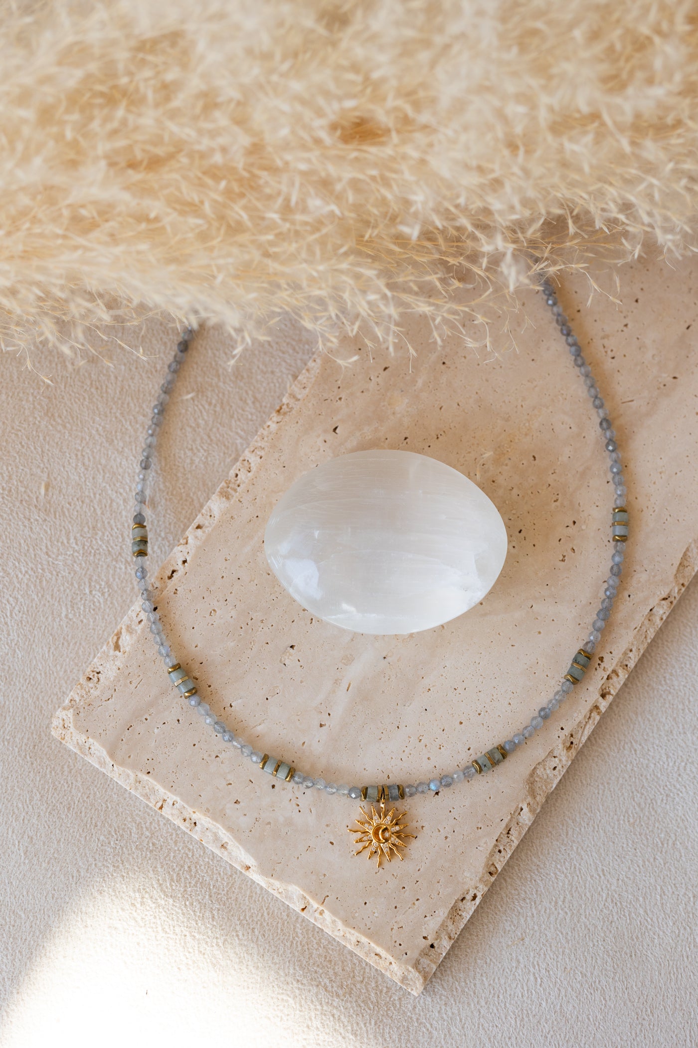 Colliers Stella , Solane en labradorite grise et soleil doré