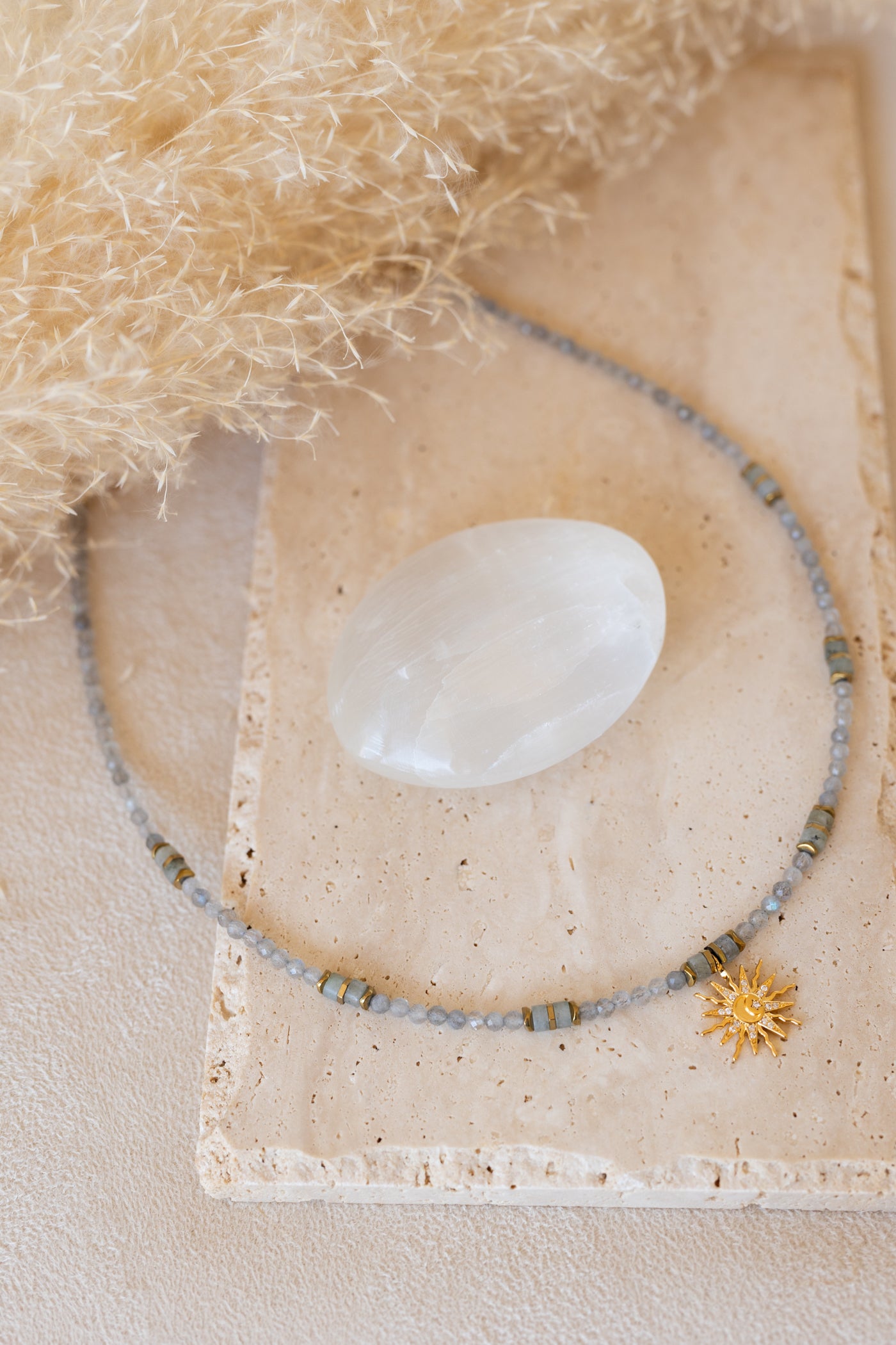 Colliers Stella , Solane en labradorite grise et soleil doré