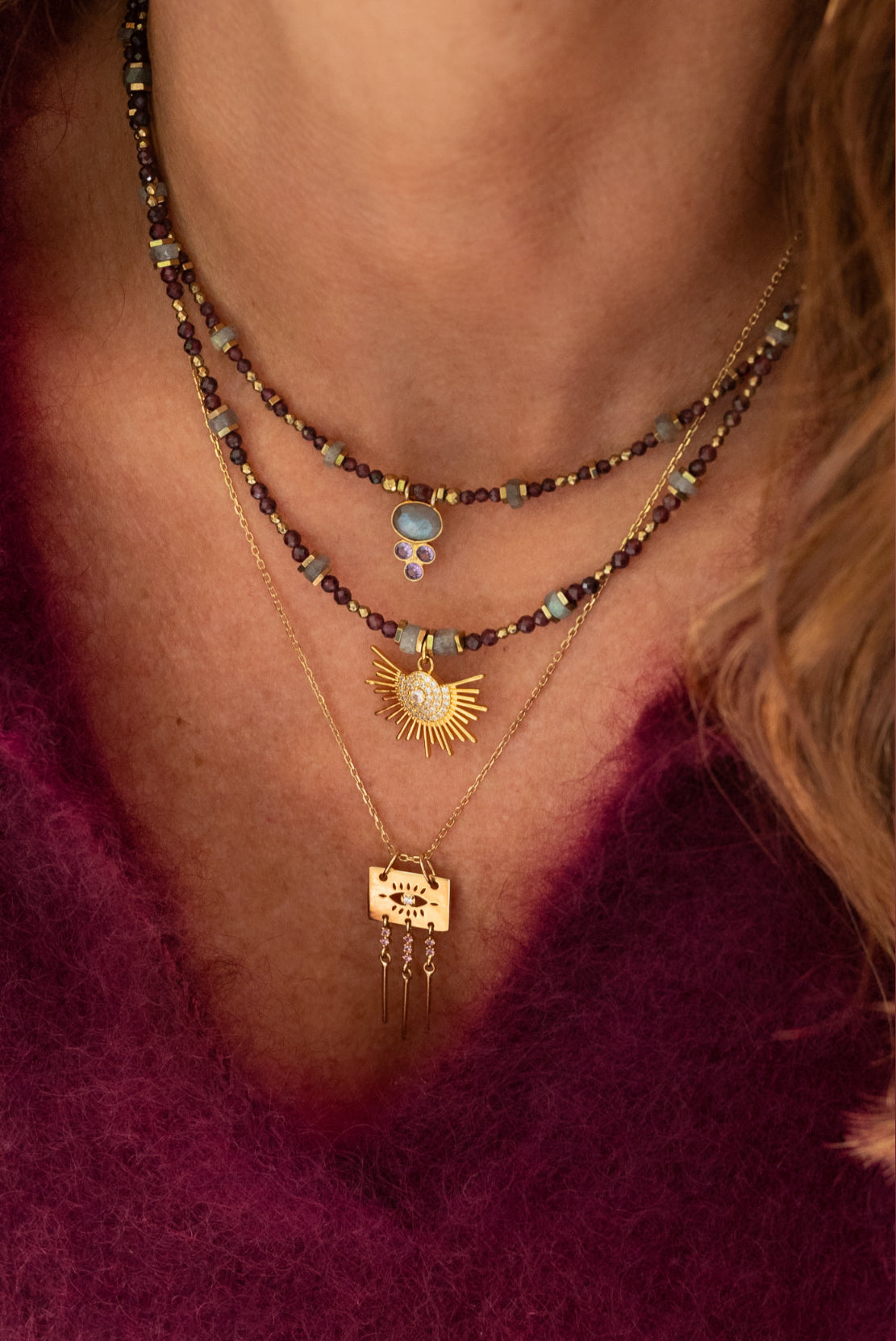 Colliers Gabie et Zora En pierres de Labradorite et grenat rouge