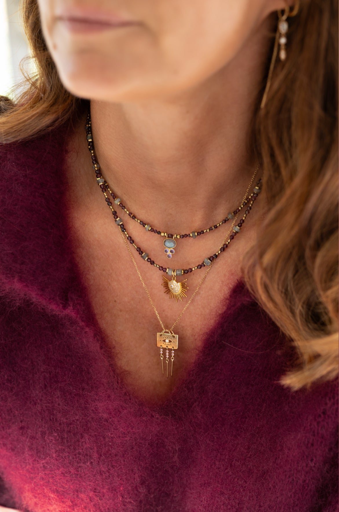 Colliers Gabie et Zora En pierres de Labradorite et grenat rouge