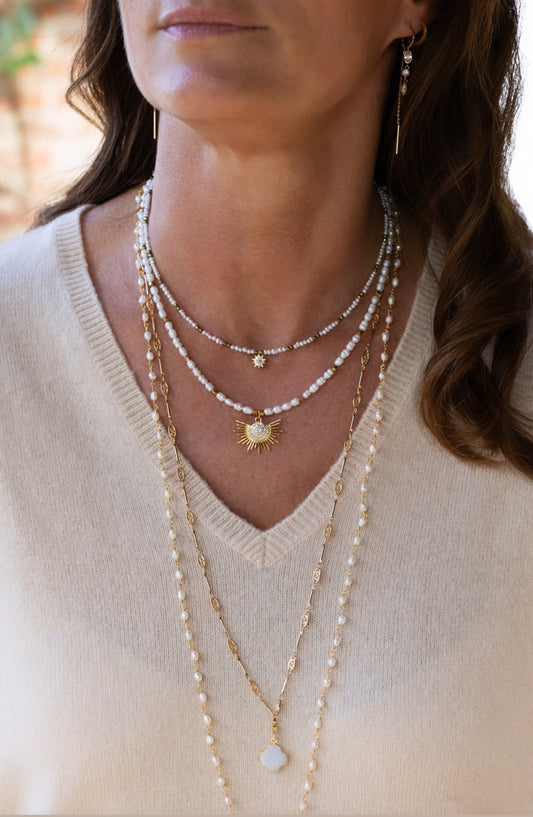 Collier Zénia en perles d'eau douce et pendentif soleil