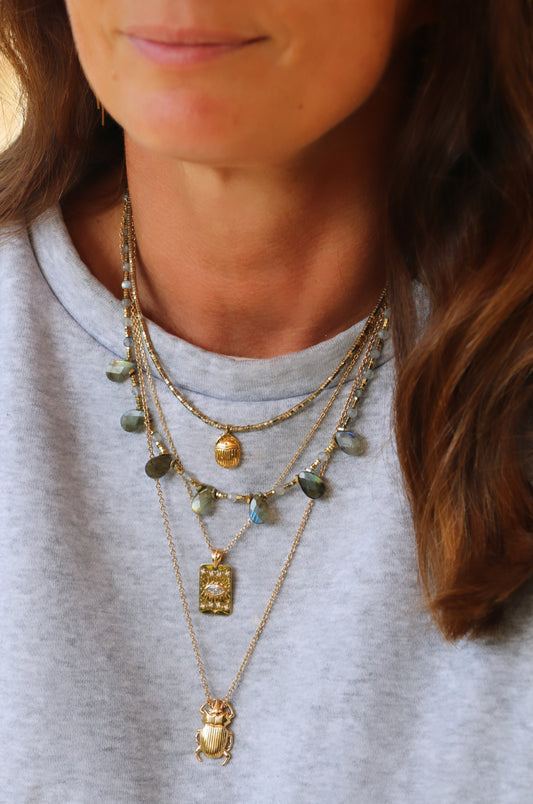 Collier Lucia en pierres d'hématites dorées et pendentif scarabée en plaqué or