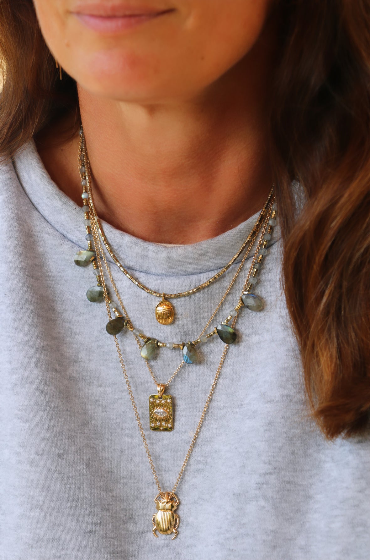 Collier Lucia en pierres d'hématites dorées et pendentif scarabée en plaqué or