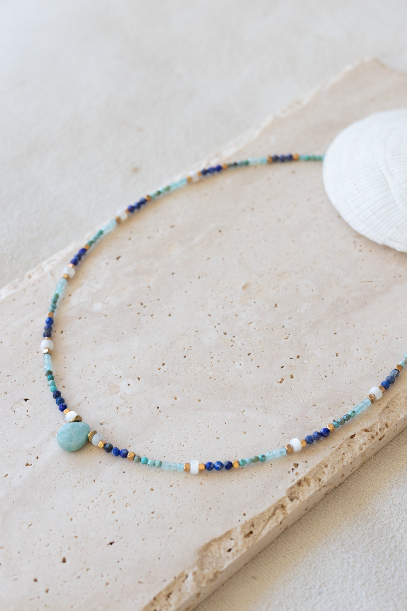 Colliers en pierres fines de Lapis-lazuli, chrysocolle et amaonite