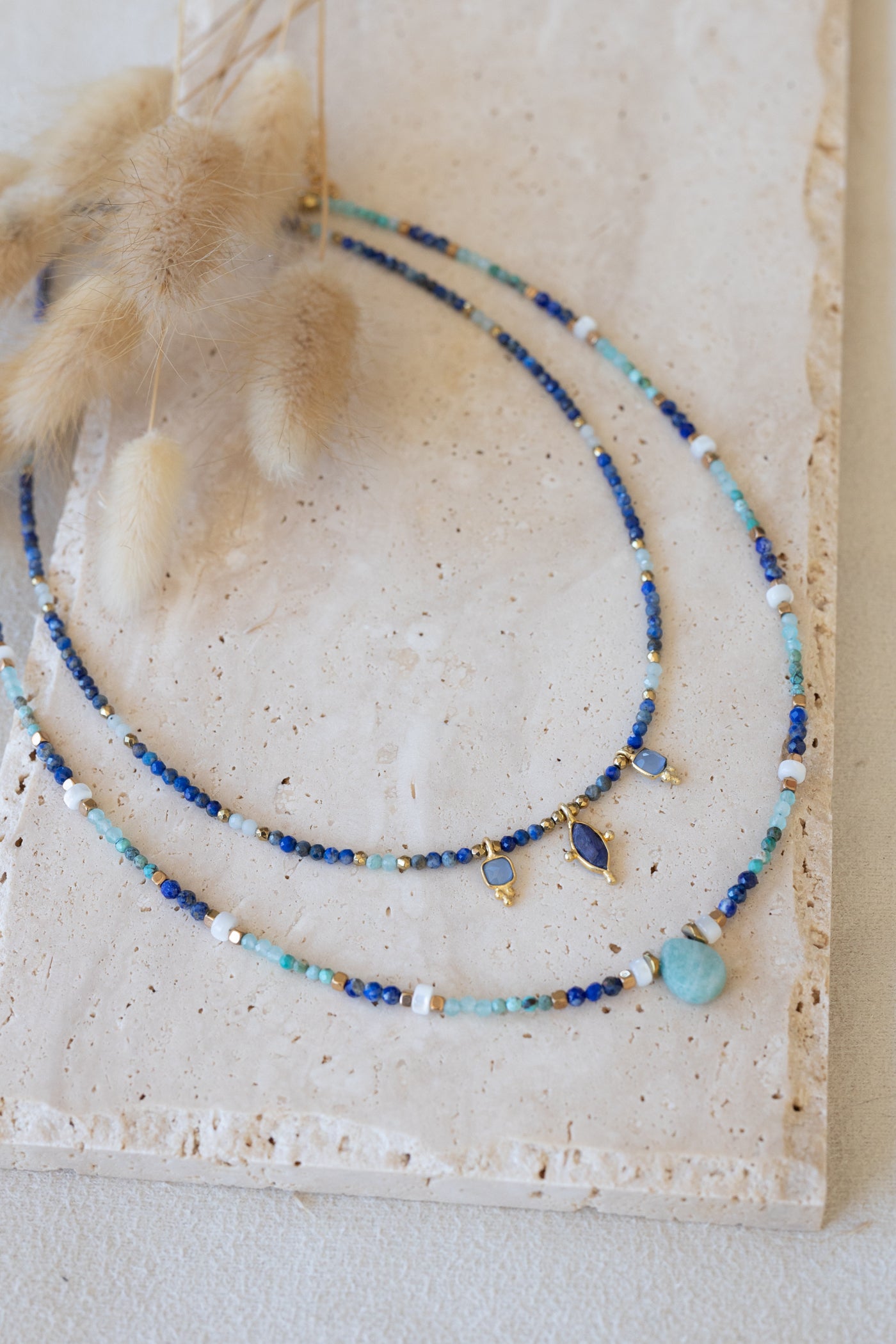 Colliers en pierres fines de Lapis-lazuli, chrysocolle et amaonite