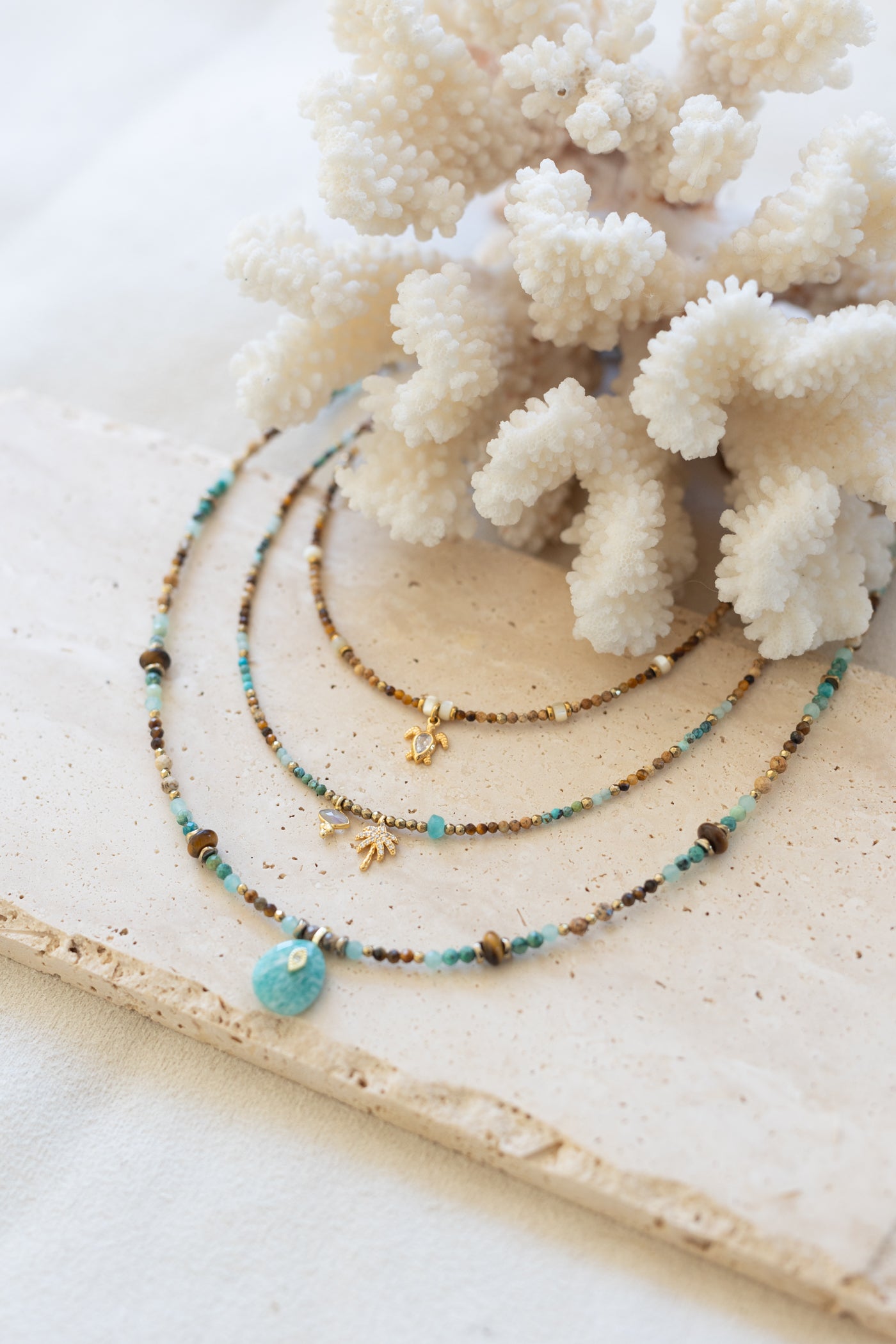 Collier Palmier et Tiaré pierres fines oeil du tigre Amazonite 