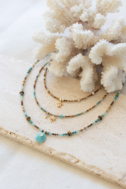 Collier Palmier et Tiaré pierres fines oeil du tigre Amazonite 