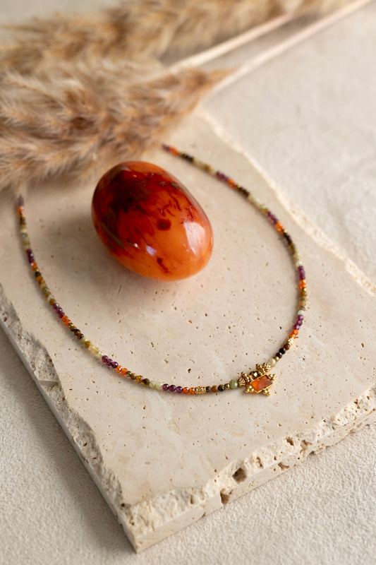 Collier en pierre de cornaline, oeil du tigre, rubis et péridot