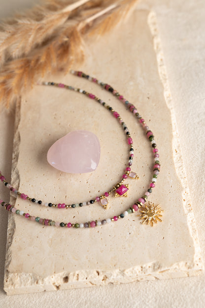 Colliers Eden et Sloane en pierre de tourmaline multicolore et quartz rose rubis