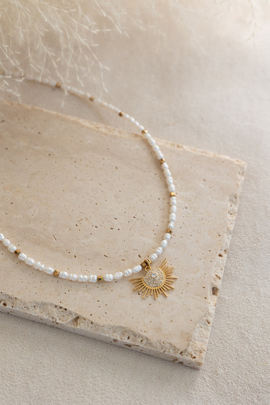 Collier Zénia en perles d'eau douce et pendentif soleil