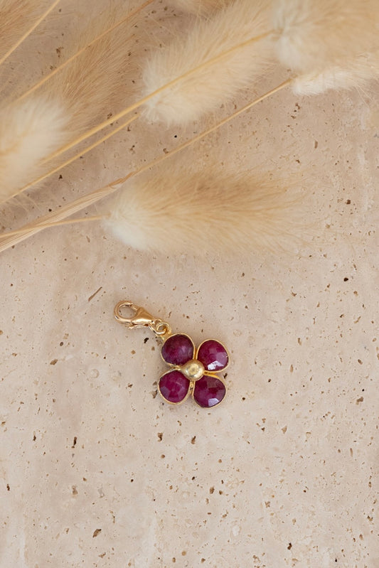Pendentif charme en pierre de rubis fushia